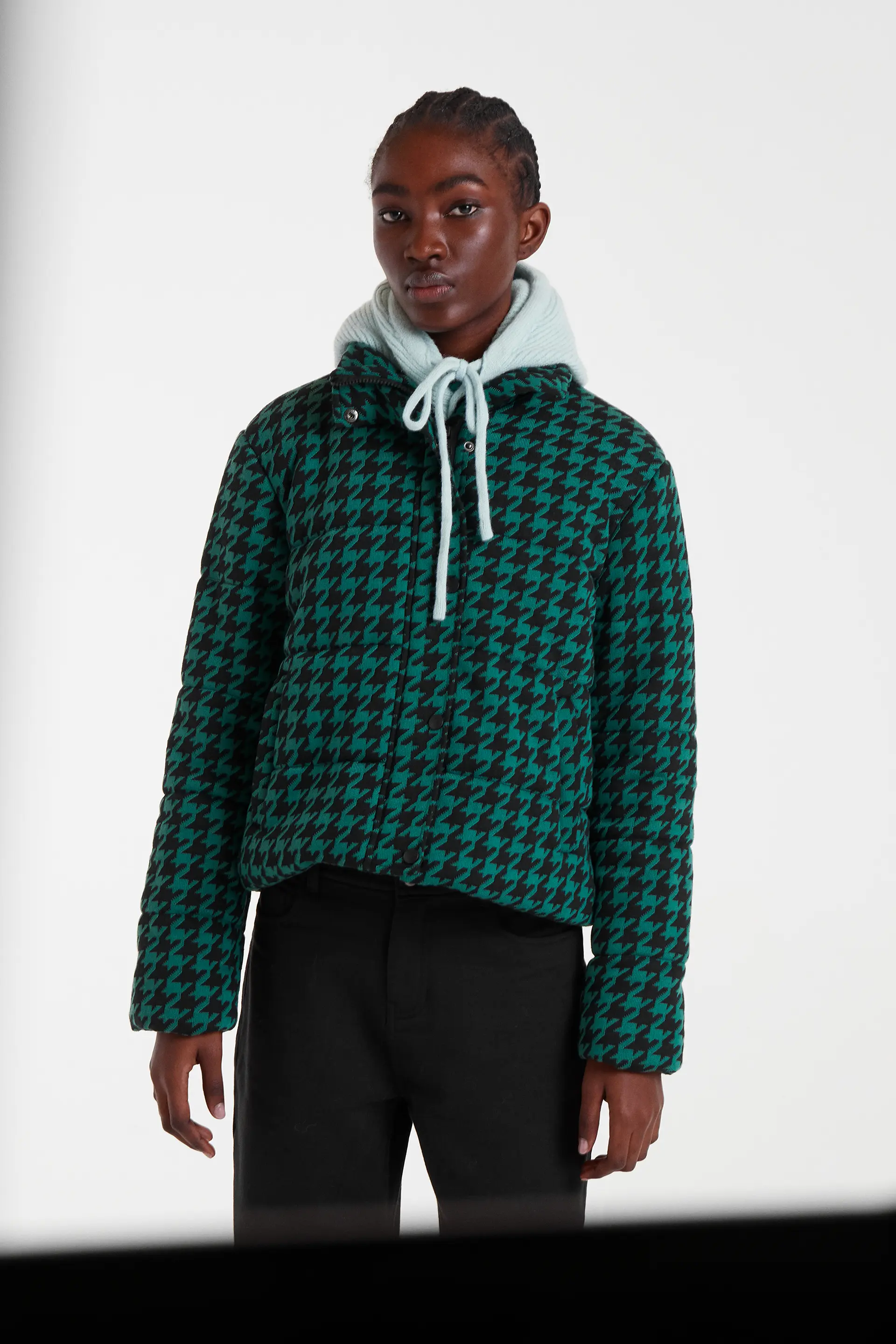Abrigo acolchado con estampado pata de gallo negro y verde - Image 6