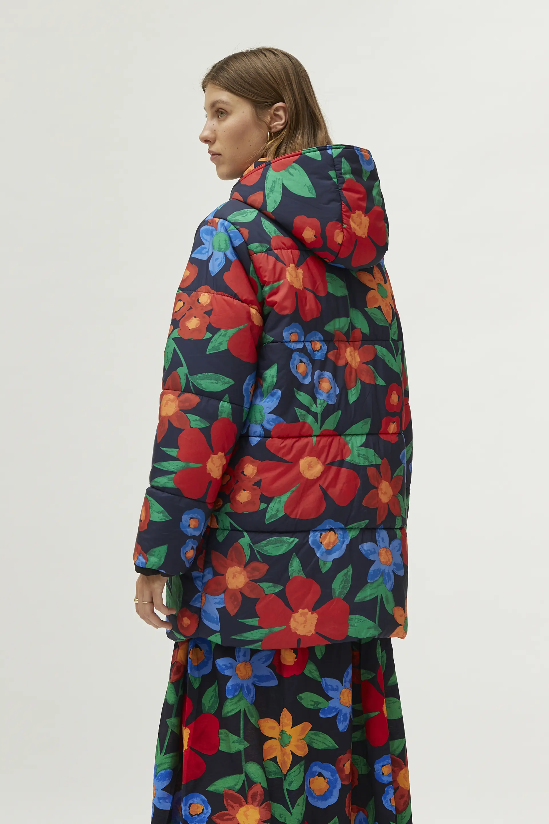 Abrigo acolchado estampado floral multicolor - Image 4