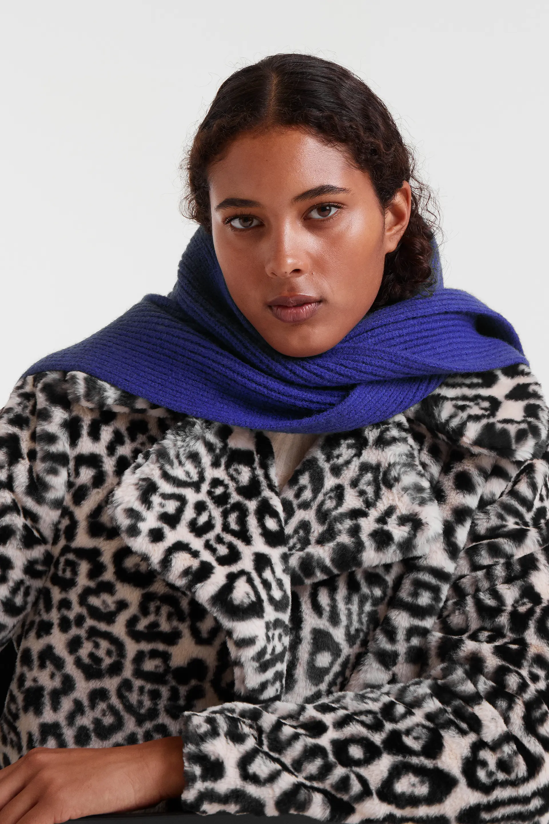 Abrigo con estampado animal print blanco - Image 5