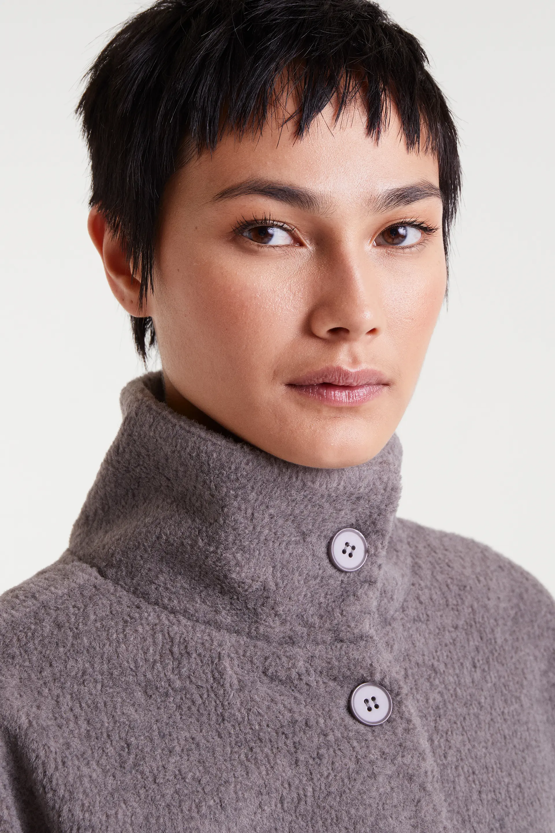 Abrigo cuello alto gris - Image 3