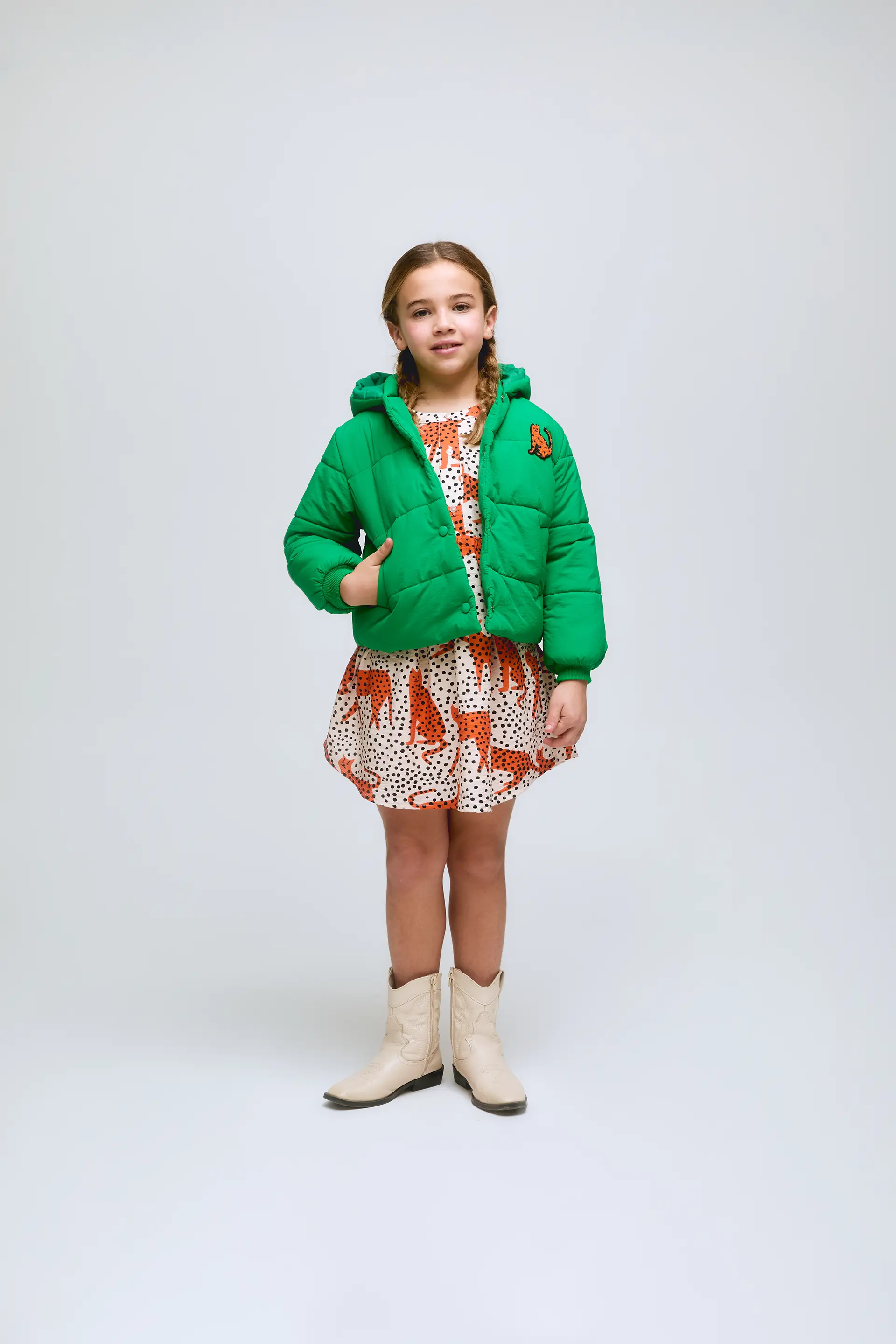 Abrigo unisex acolchado de color verde con leopardo bordado