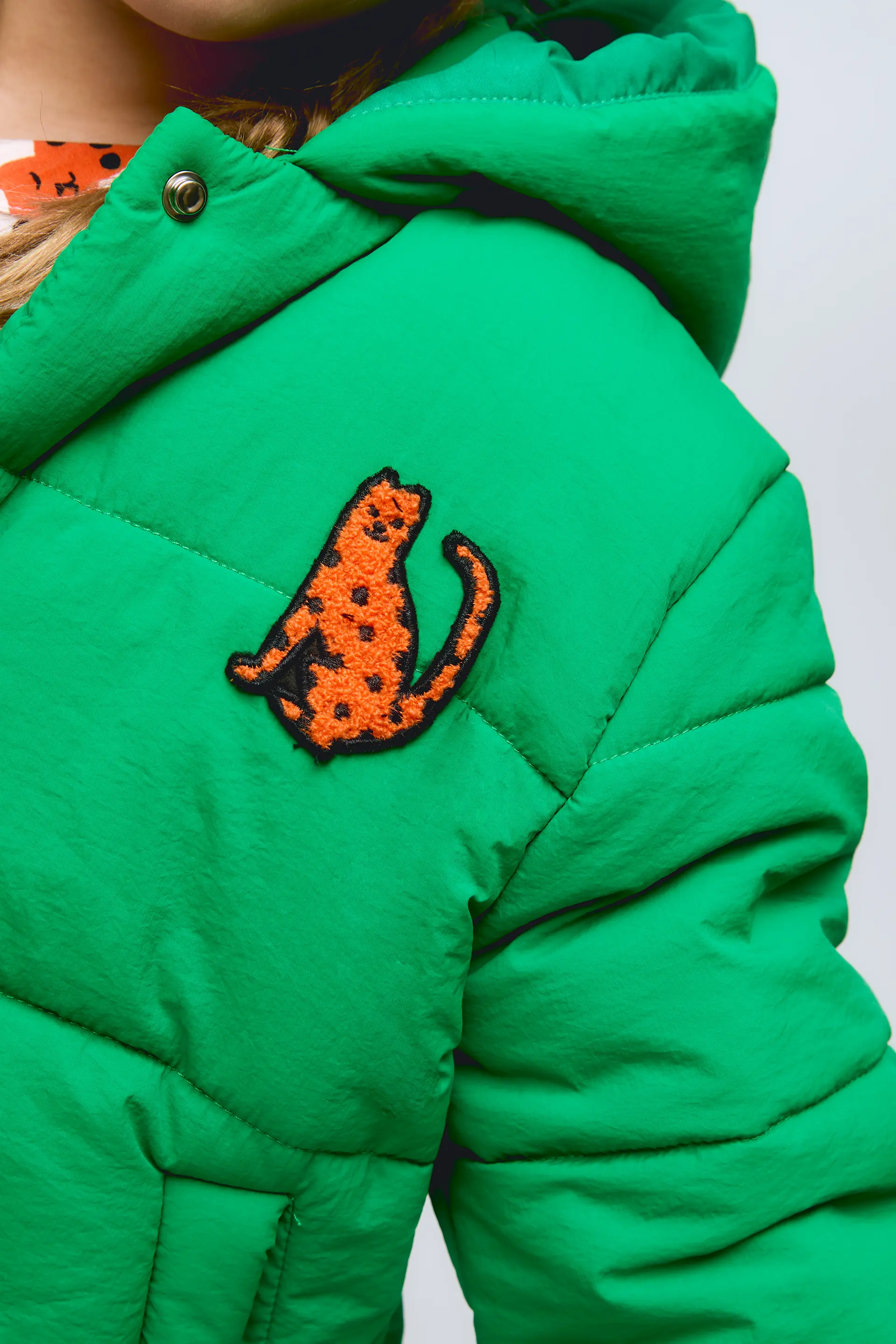 Abrigo unisex acolchado de color verde con leopardo bordado - Image 3