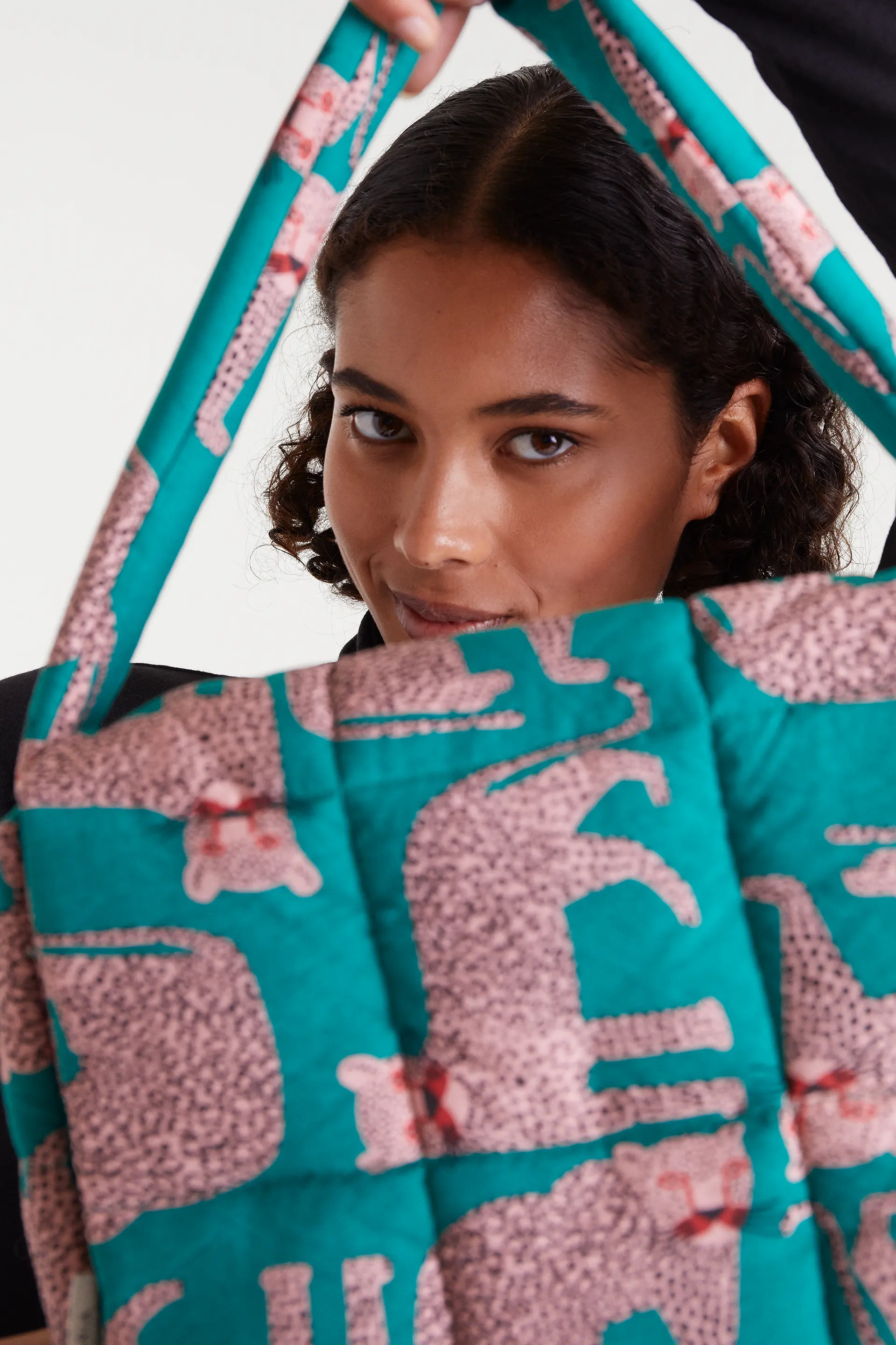 Bolso acolchado con estampado Onca - Image 3