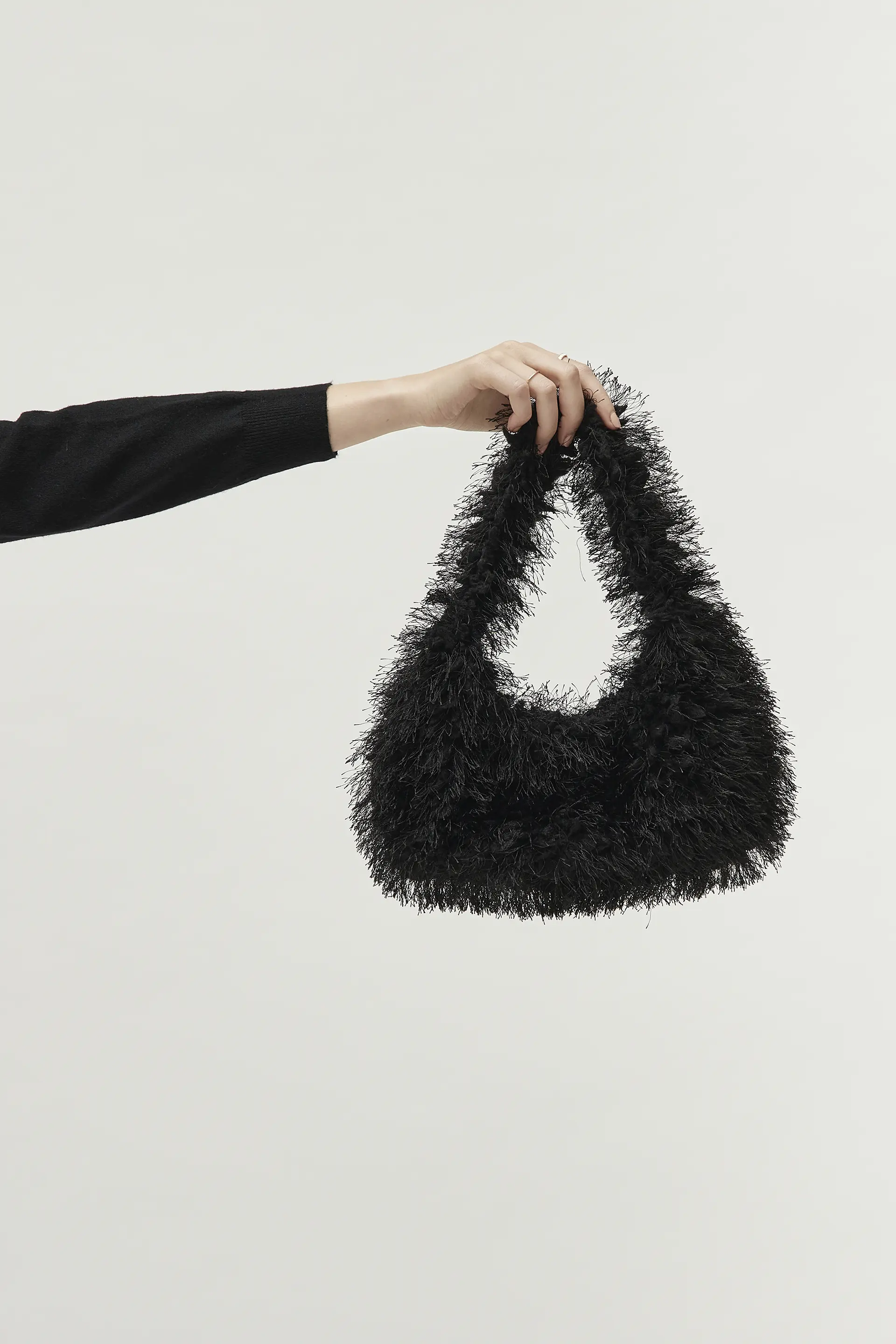 Bolso de mano de pelo negro