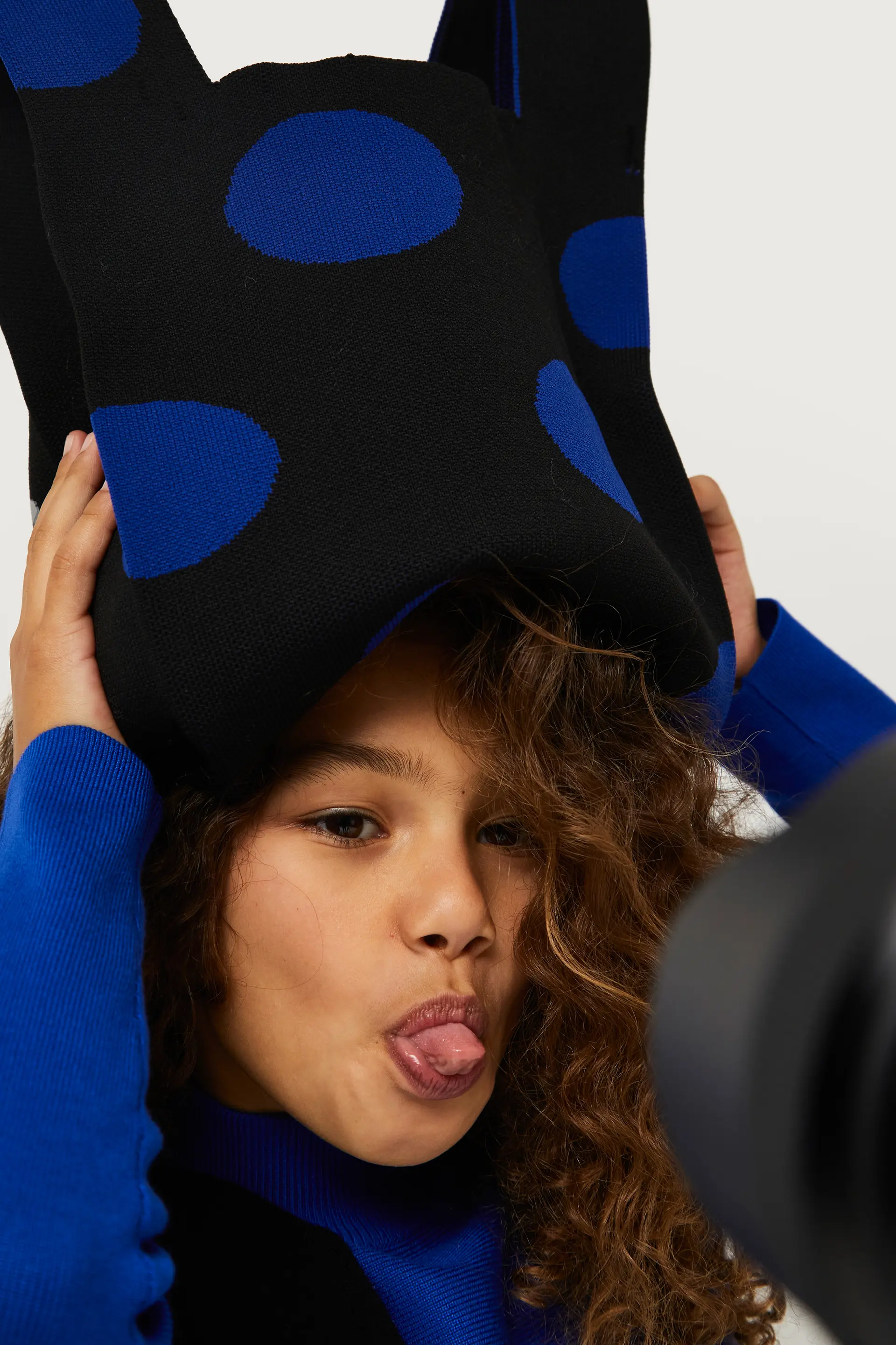 Bufanda de niña de punto jacquard estampado de lunares azules - Image 3