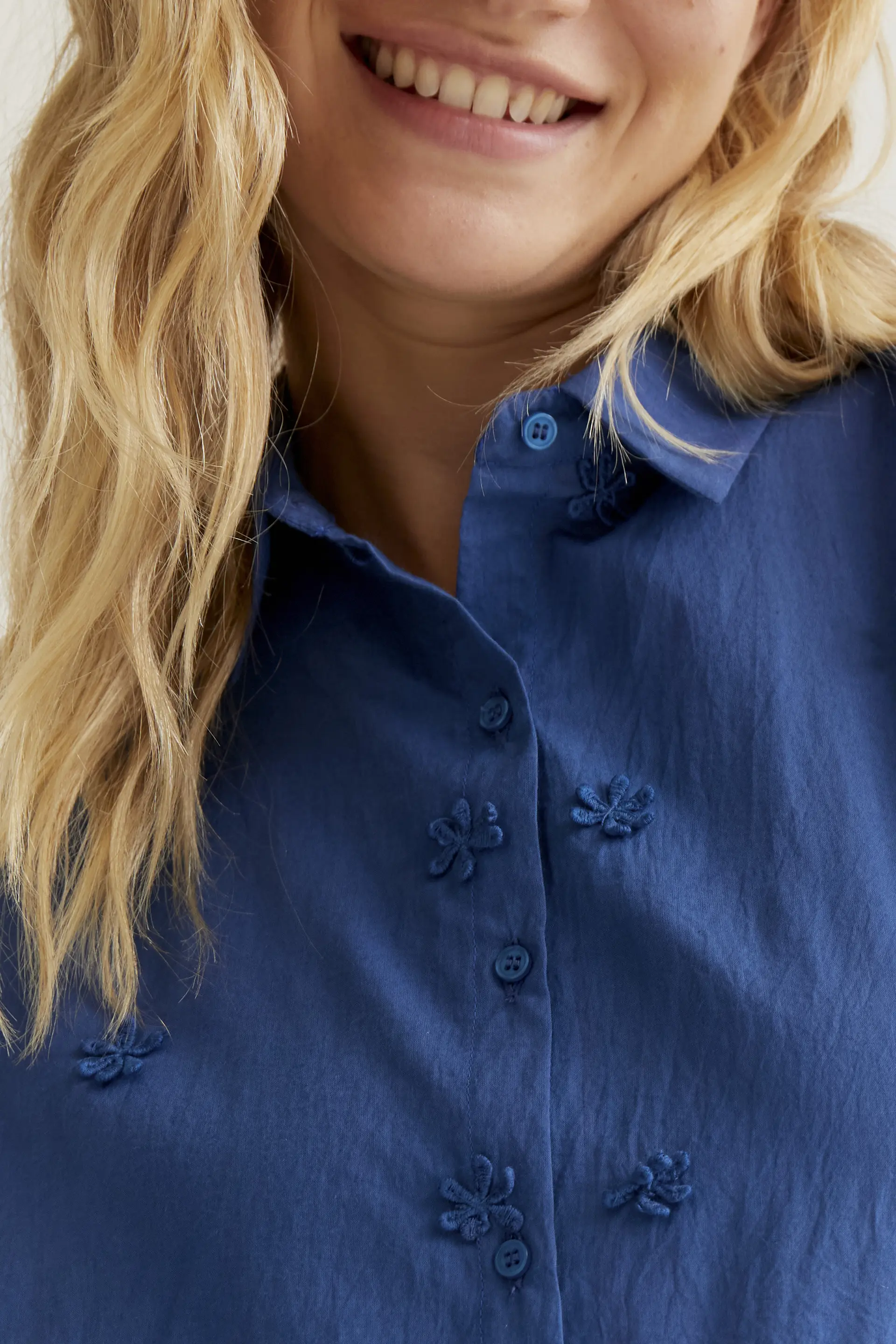 Camisa 100% algodón azul con bordado floral - Image 4