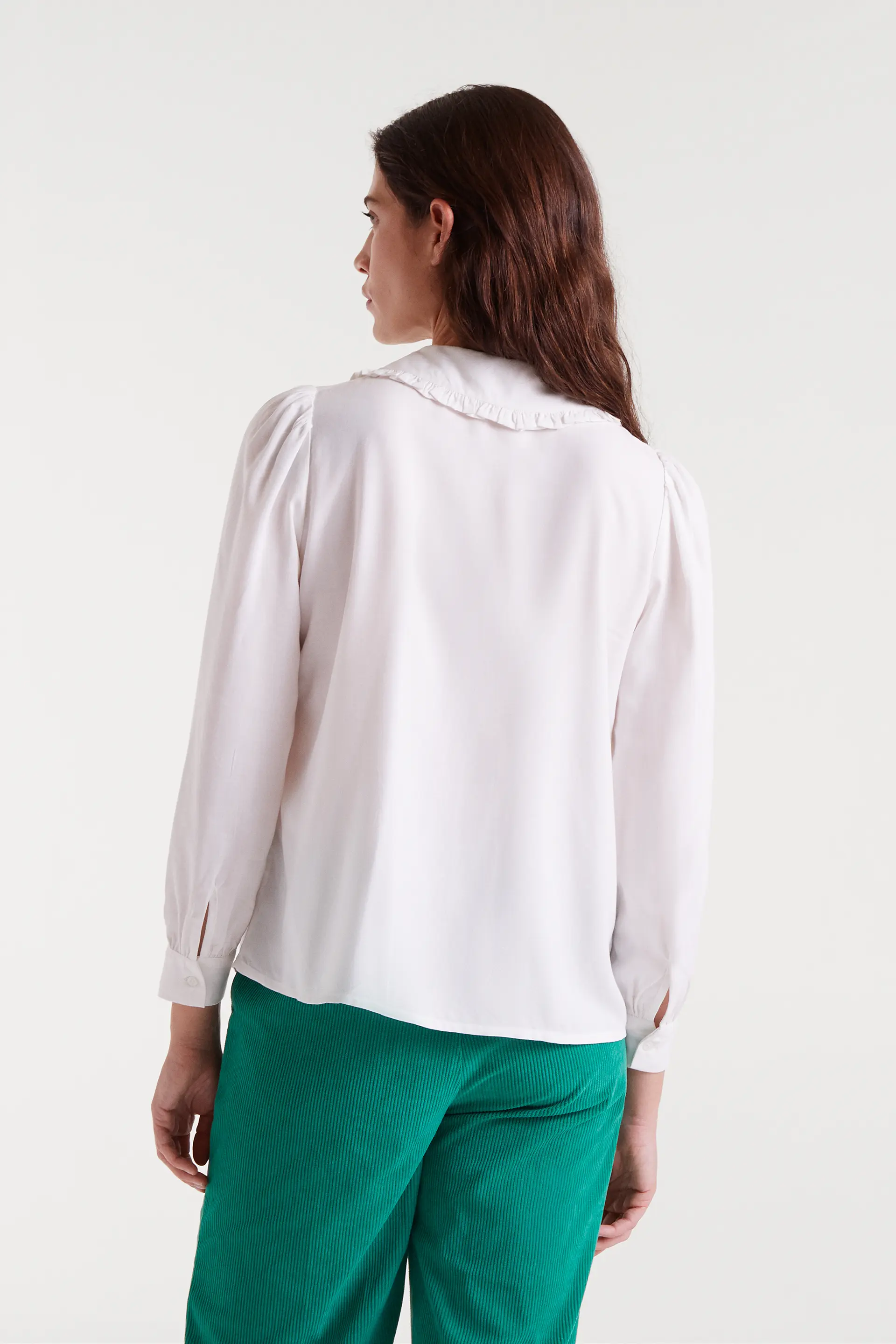 Camisa blanca con bordado de corazones - Image 3