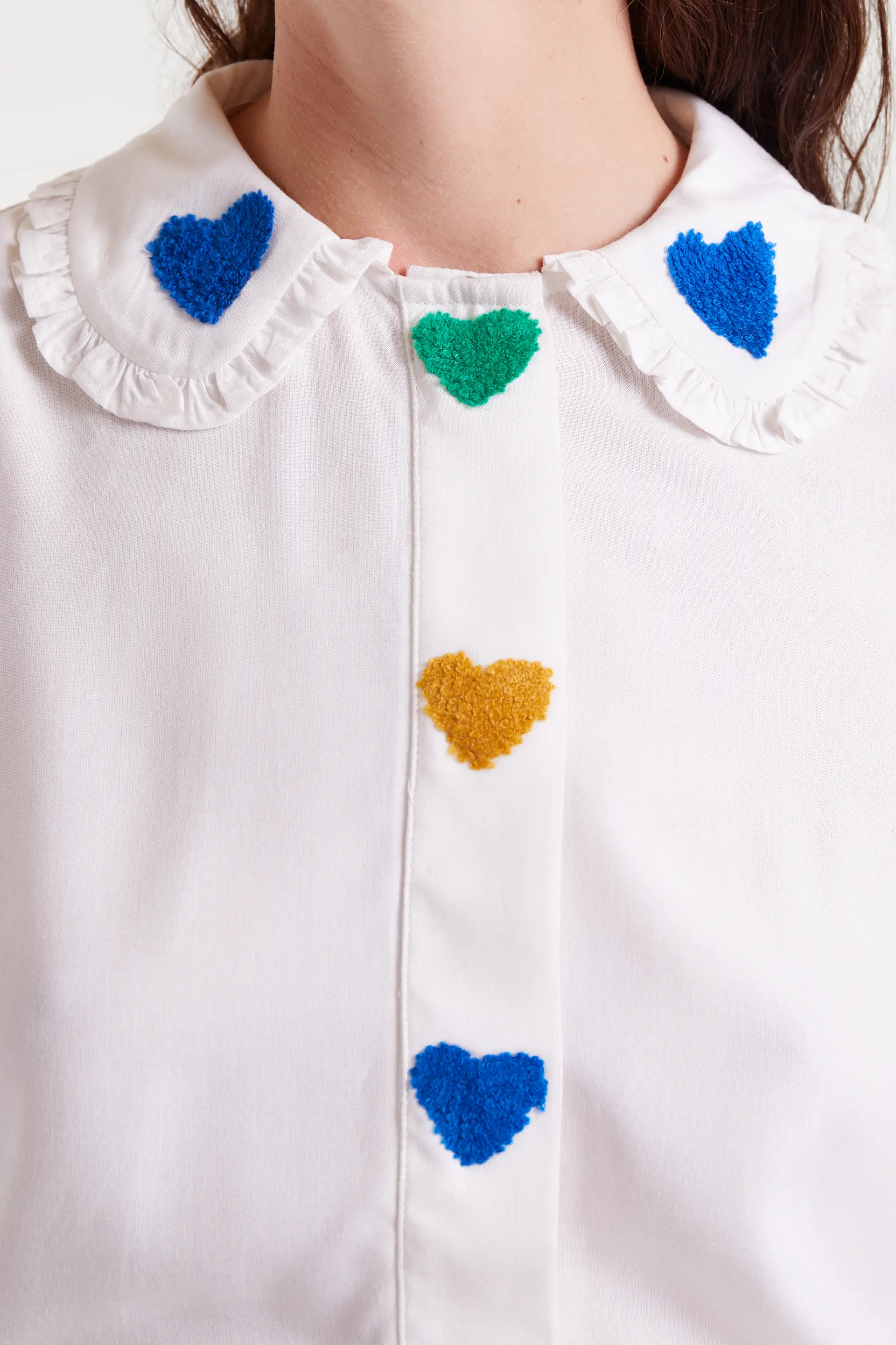 Camisa blanca con bordado de corazones - Image 4