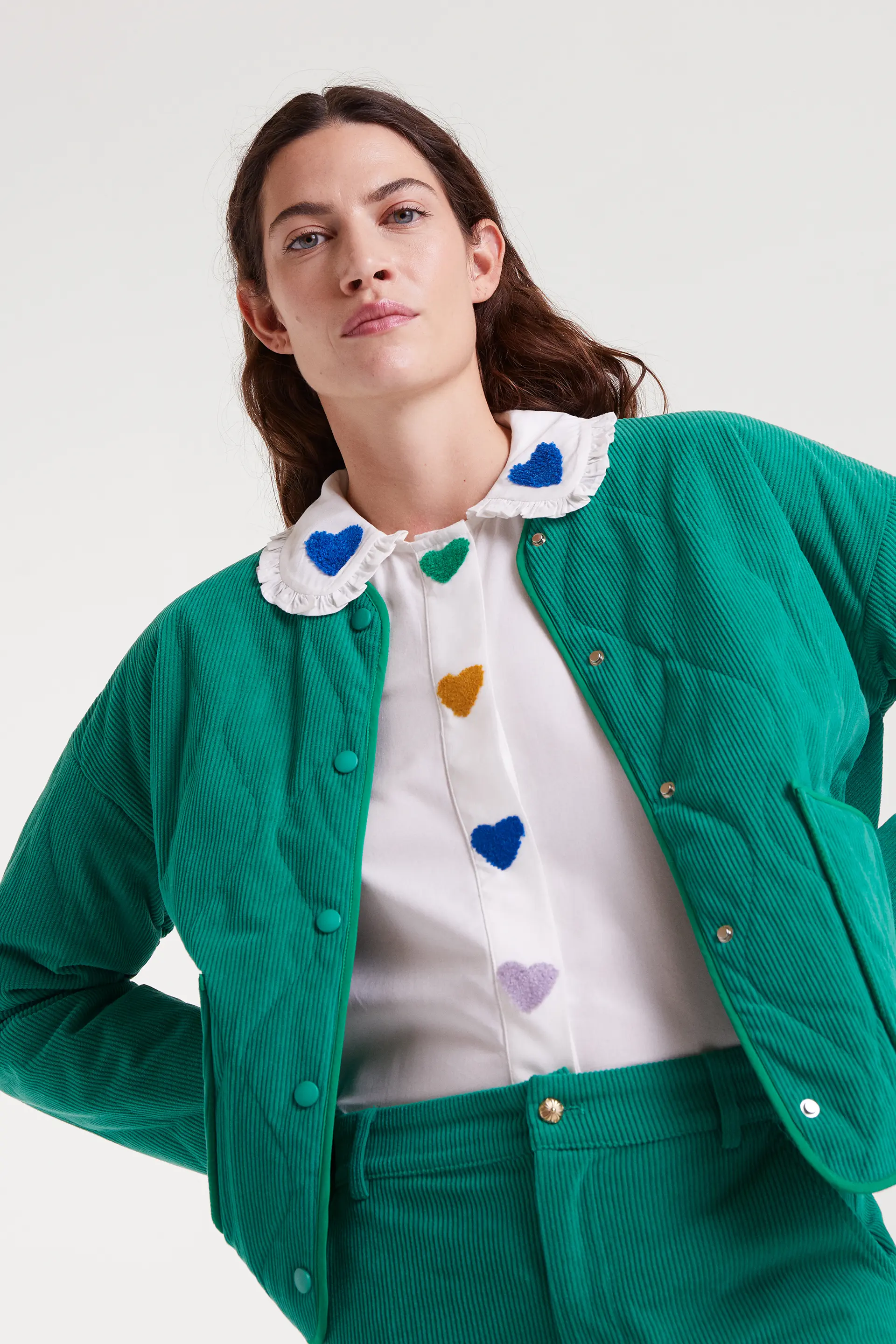 Camisa blanca con bordado de corazones - Image 6