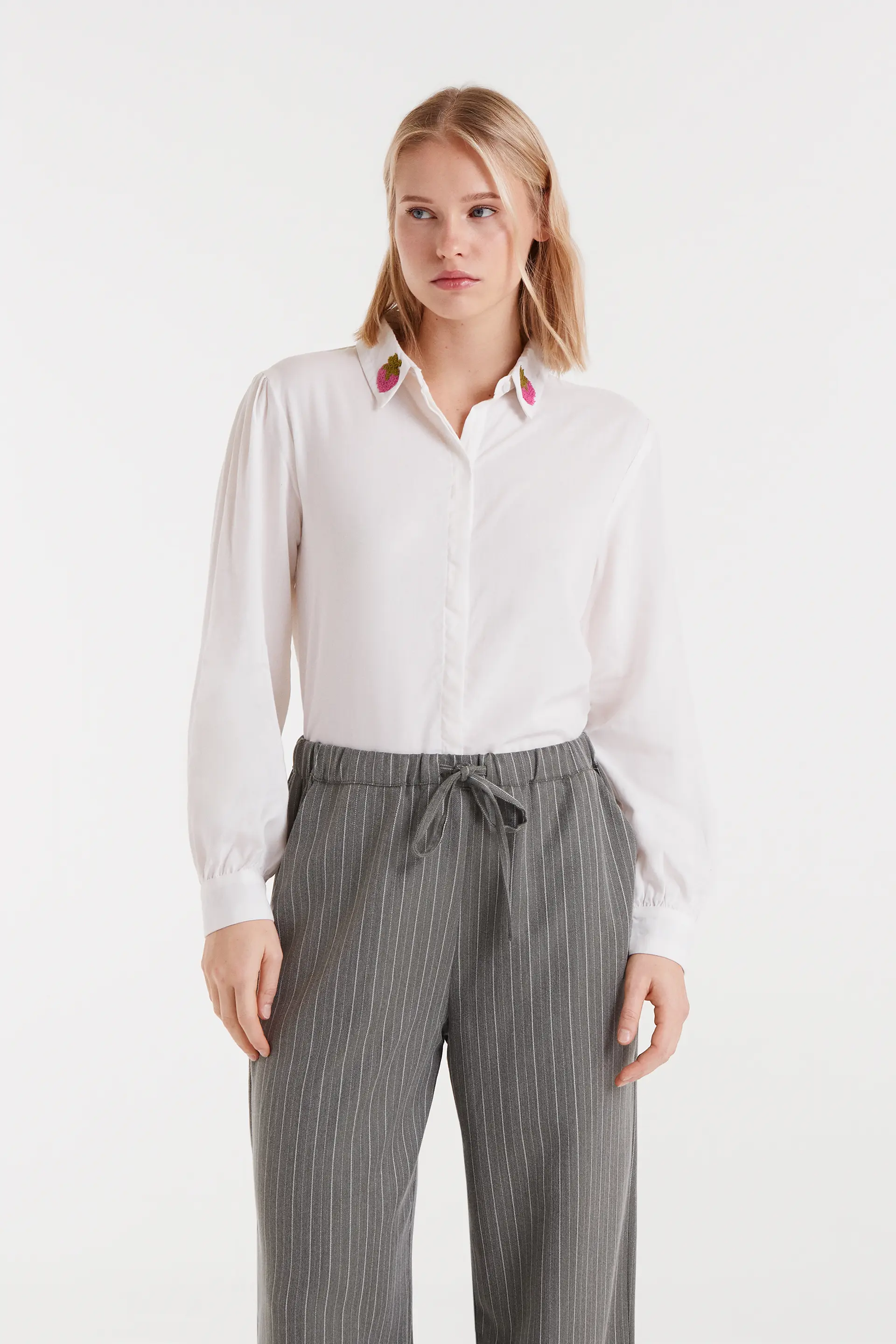 Camisa blanca con bordado de fresas