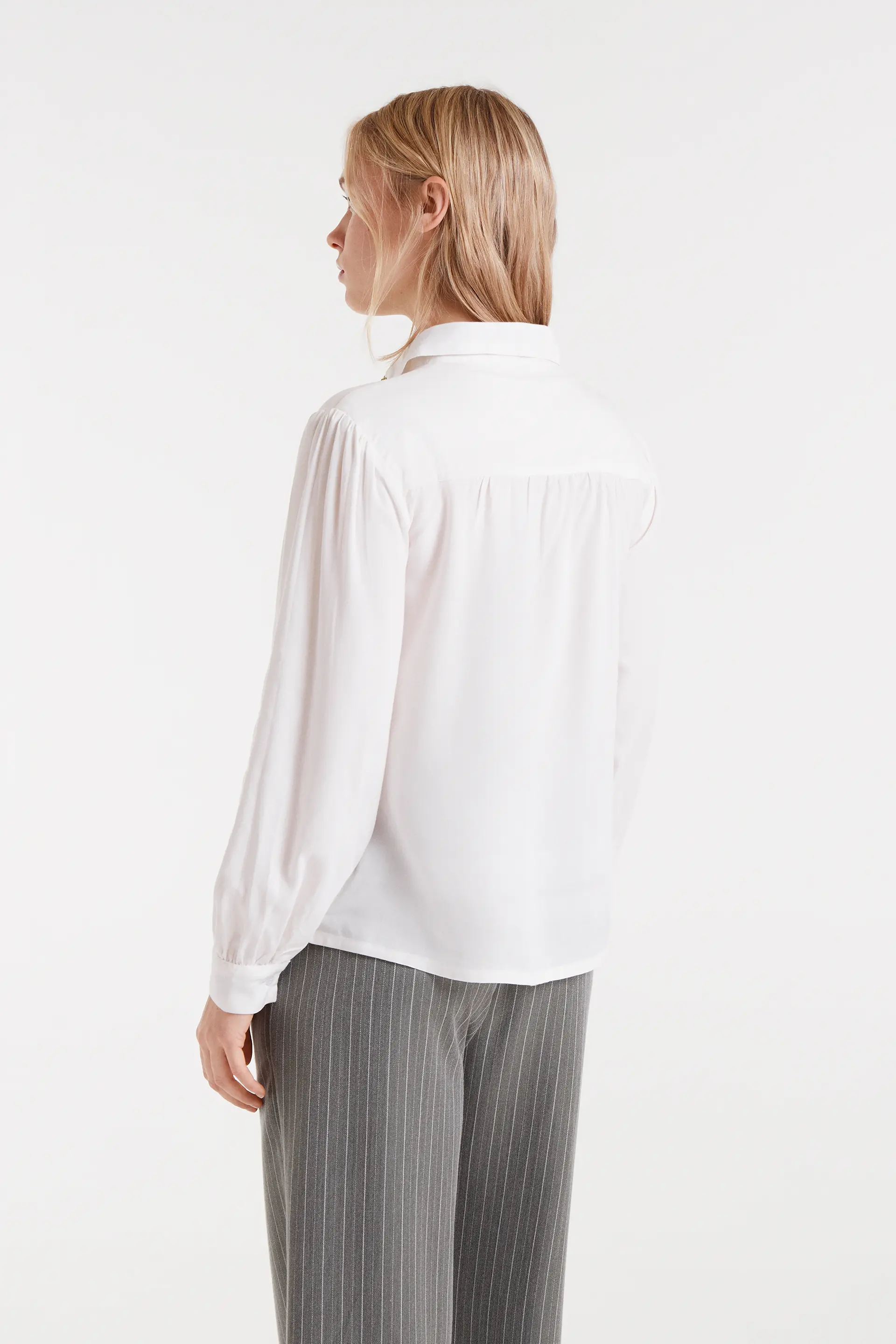 Camisa blanca con bordado de fresas - Image 3