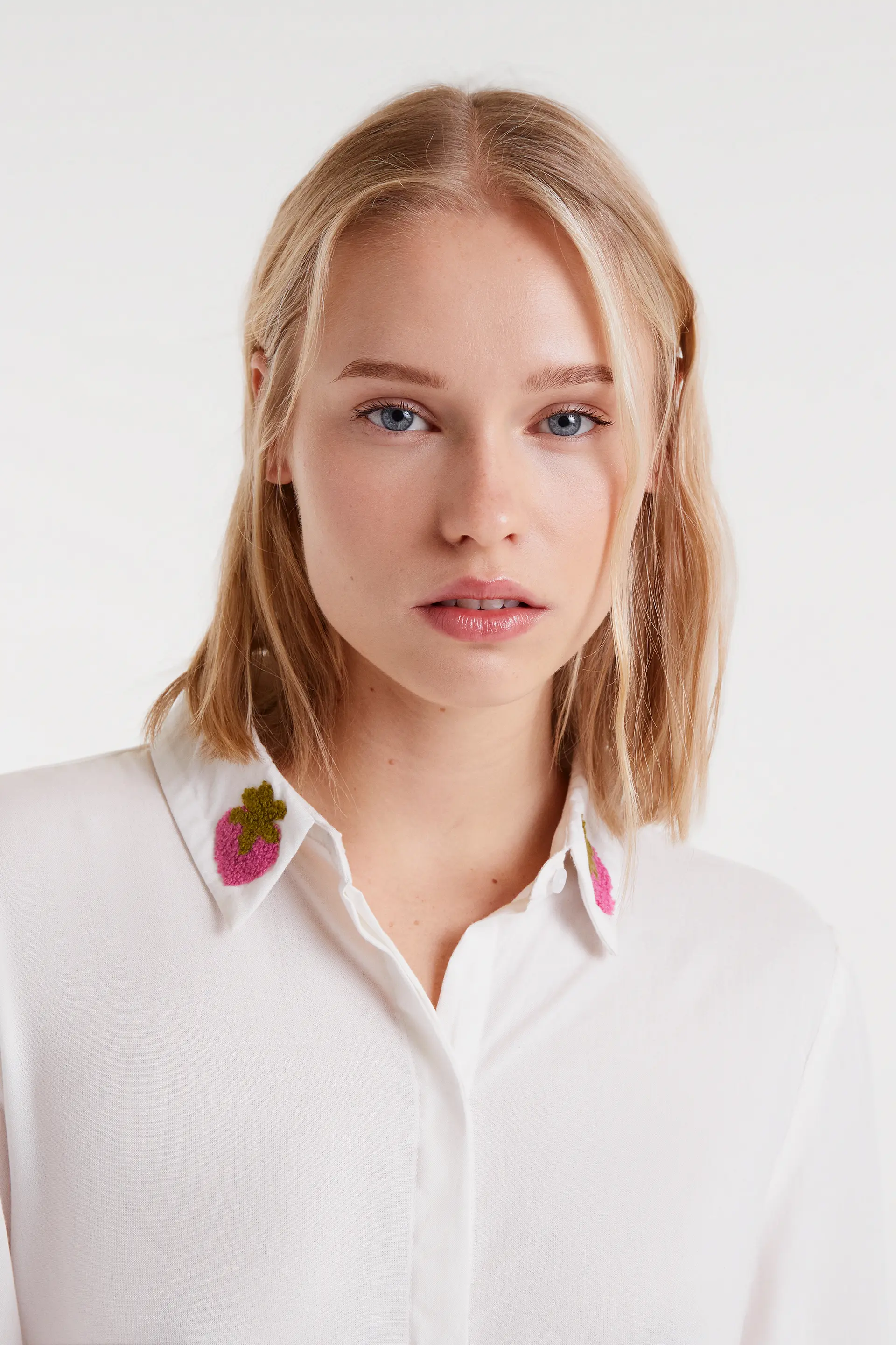 Camisa blanca con bordado de fresas - Image 4