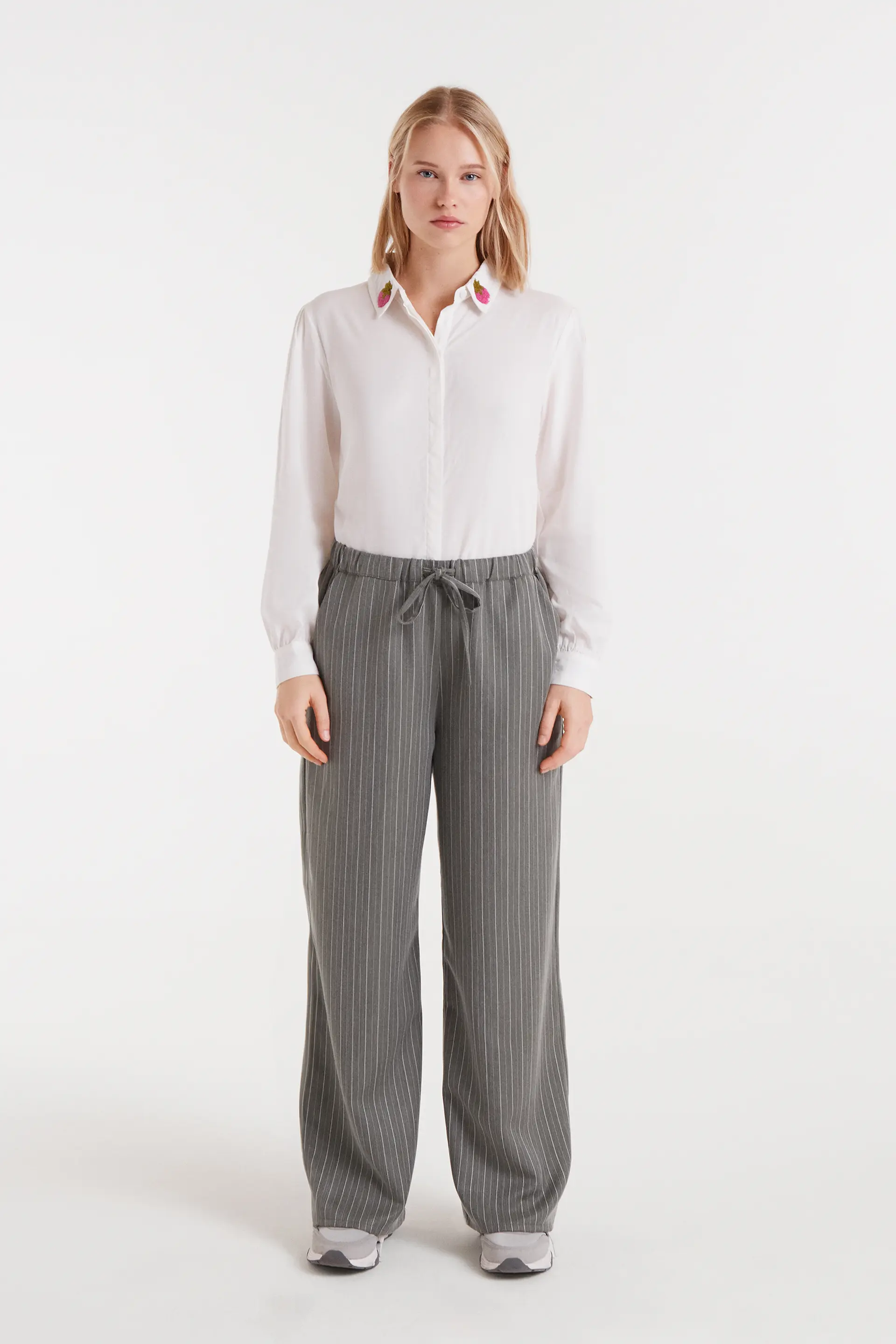 Camisa blanca con bordado de fresas - Image 5