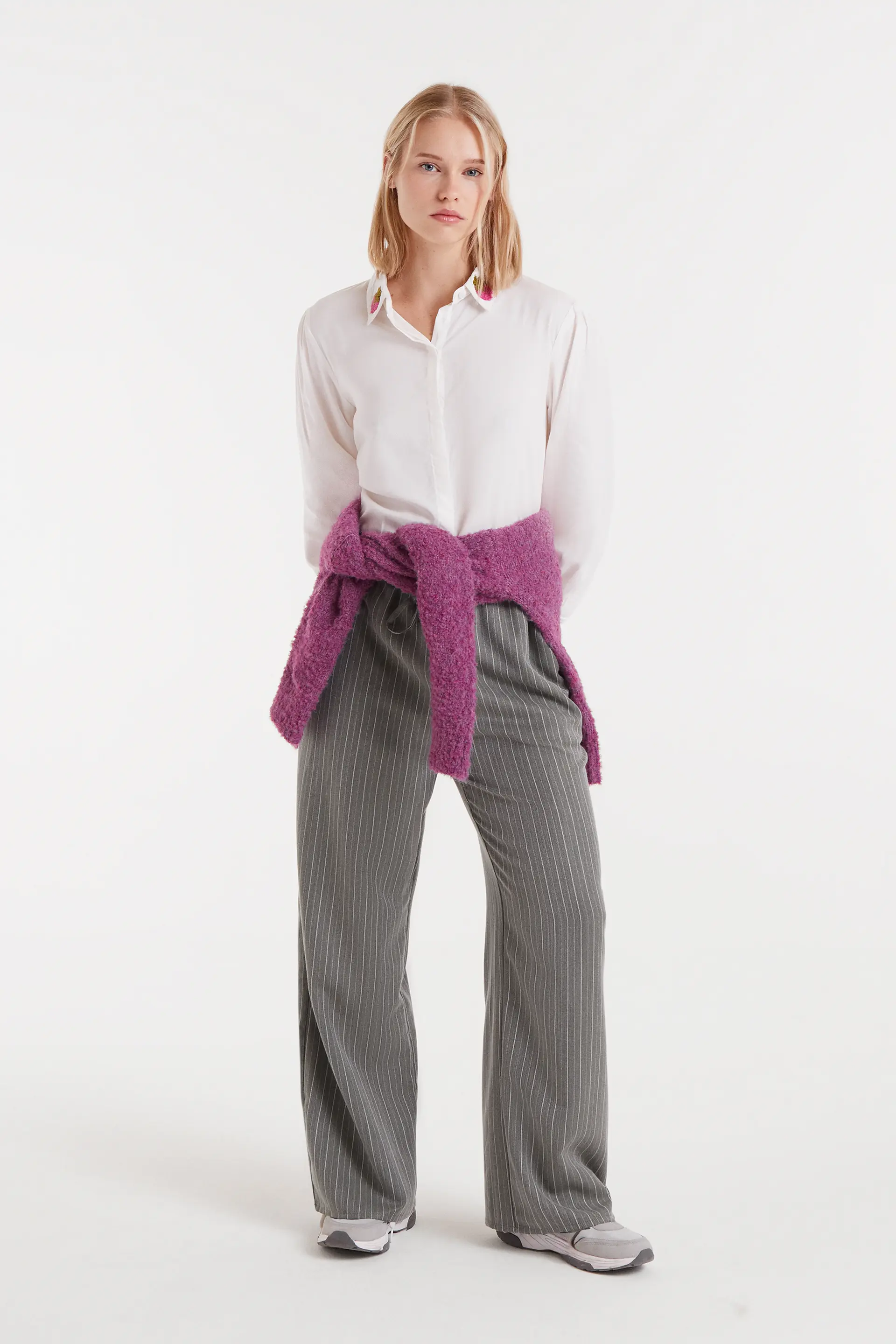 Camisa blanca con bordado de fresas - Image 6