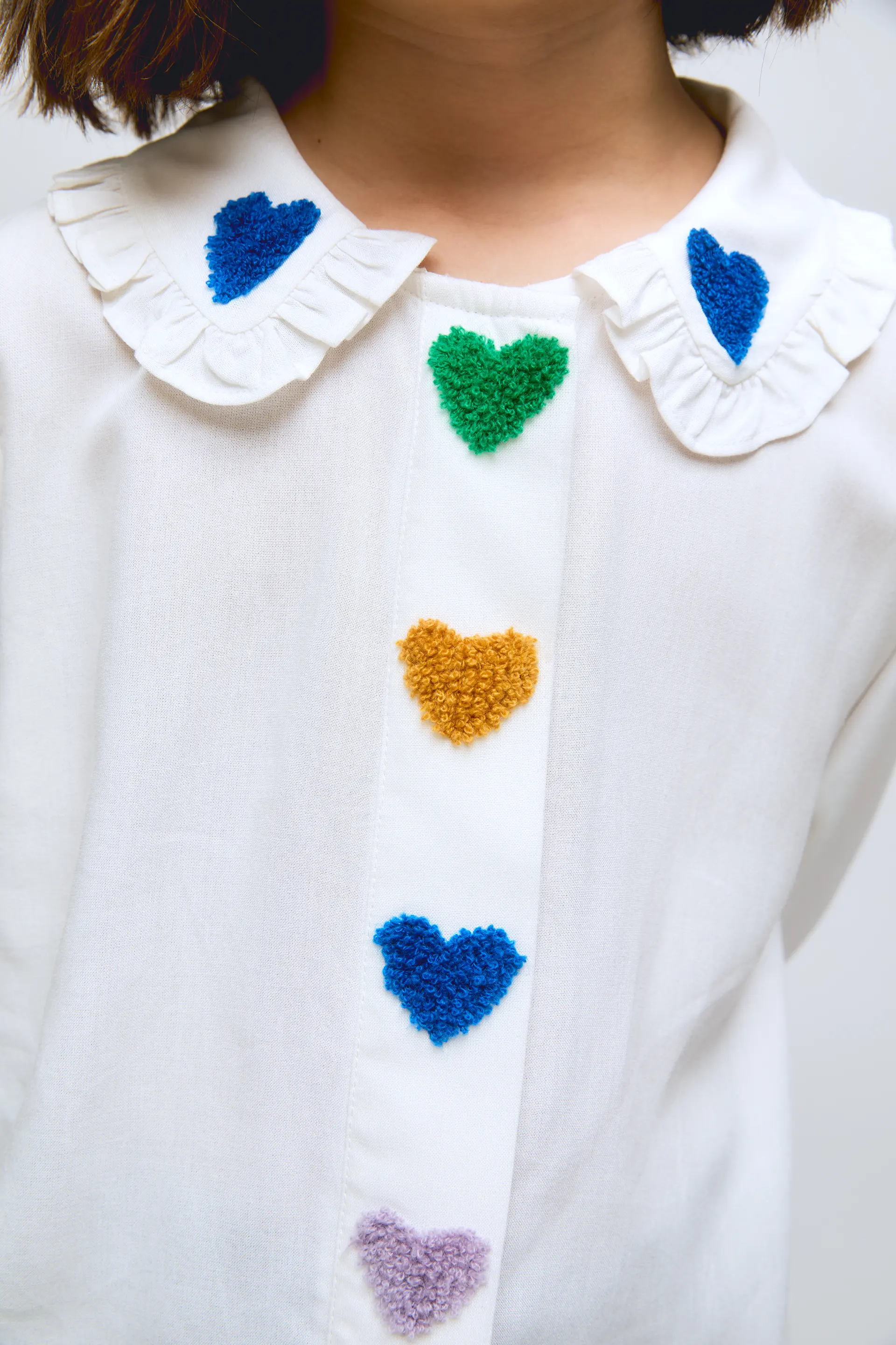 Camisa blanca con detalle de corazones multicolor y cuello con volantes. - Image 3
