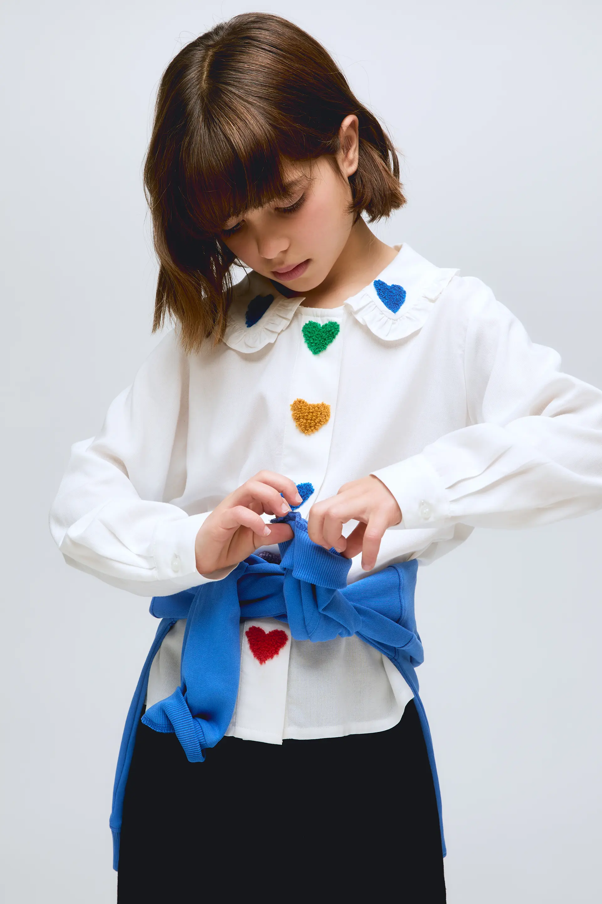 Camisa blanca con detalle de corazones multicolor y cuello con volantes. - Image 4