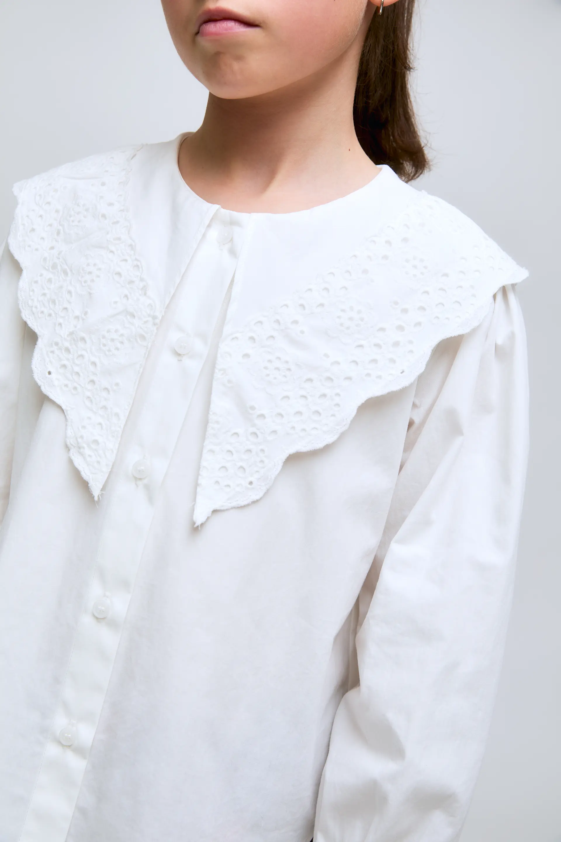 Camisa blanca de algodón con cuello babero - Image 3