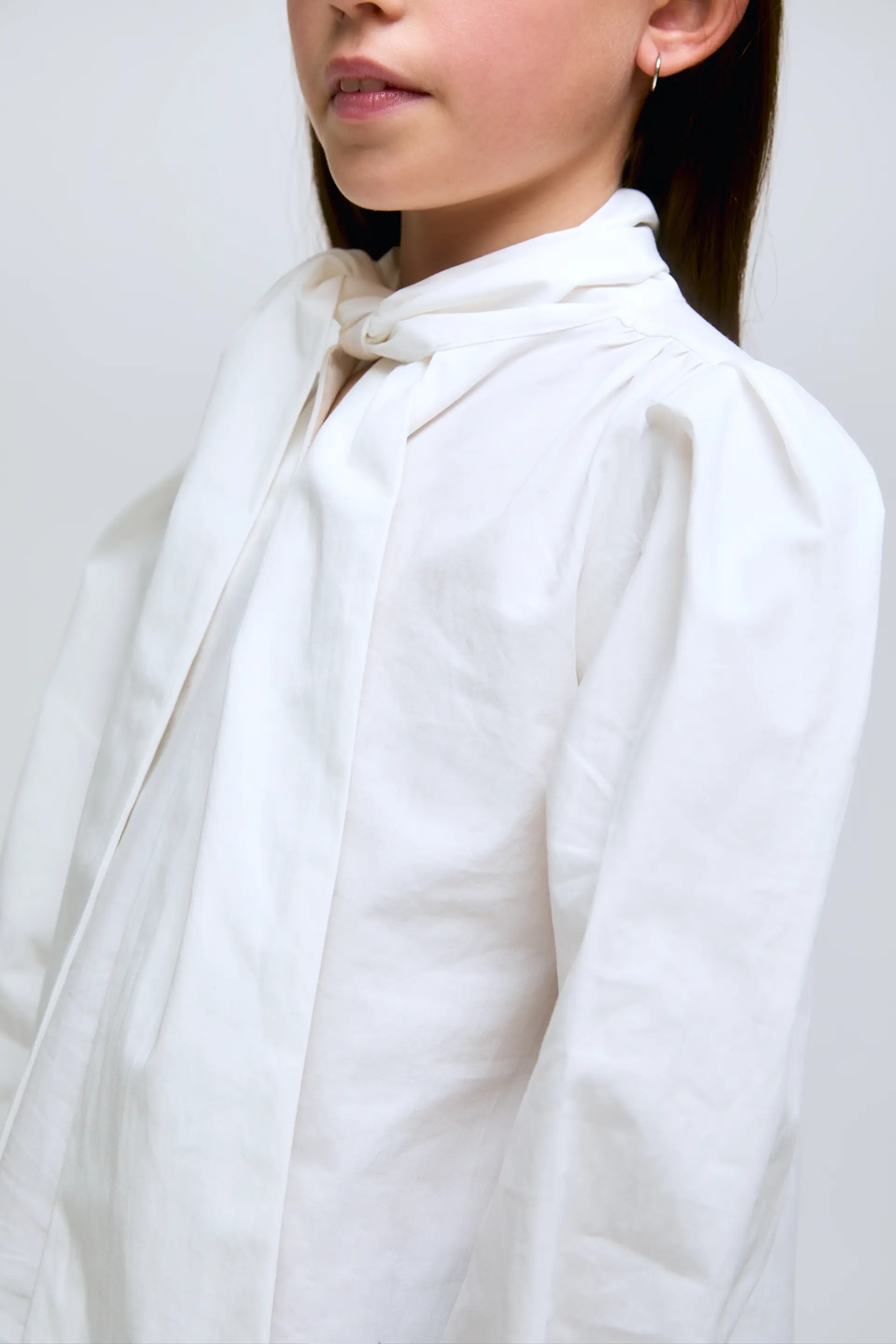 Camisa blanco de algodón con lazo al cuello - Image 2