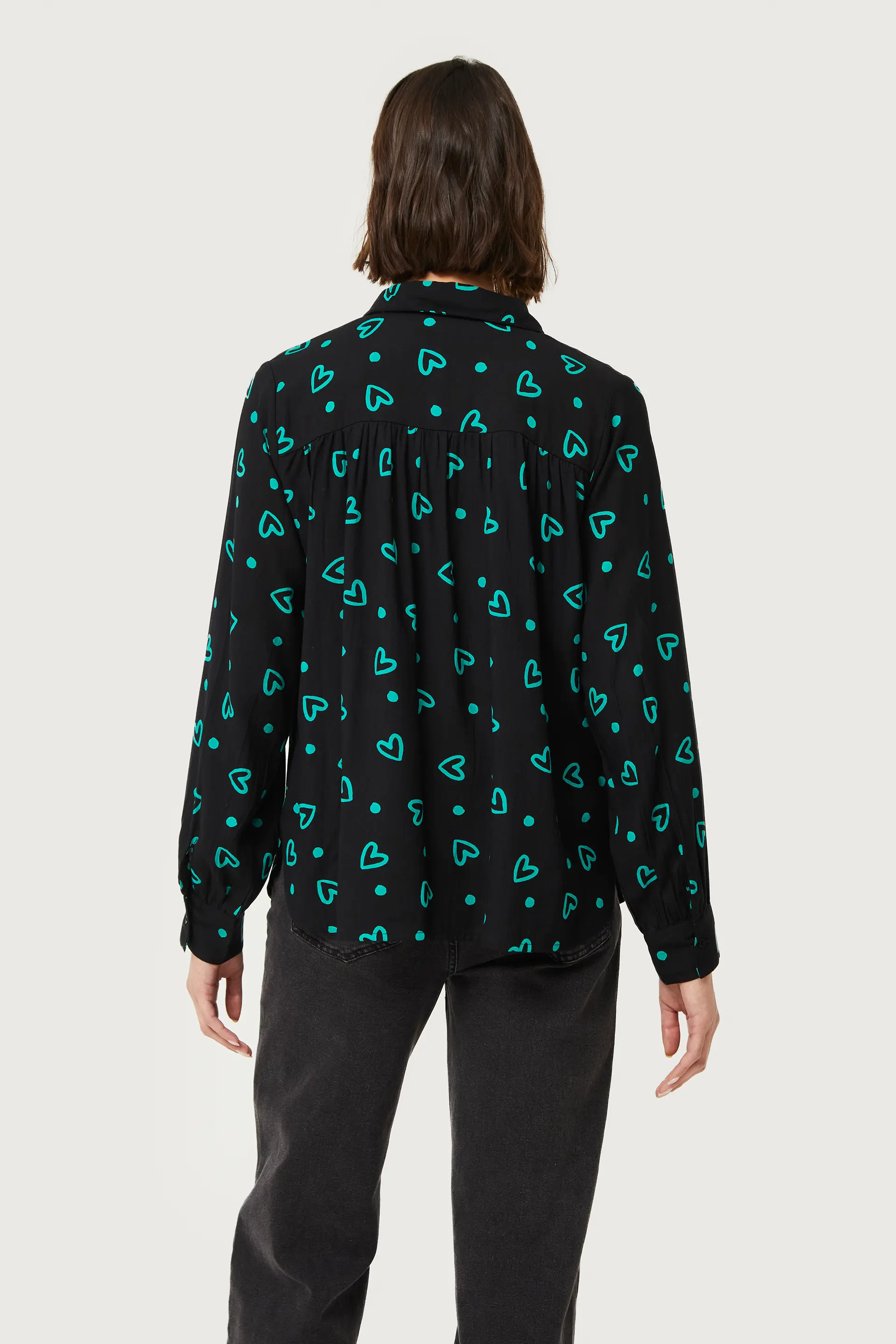 Camisa con estampado de corazones verdes - Image 5