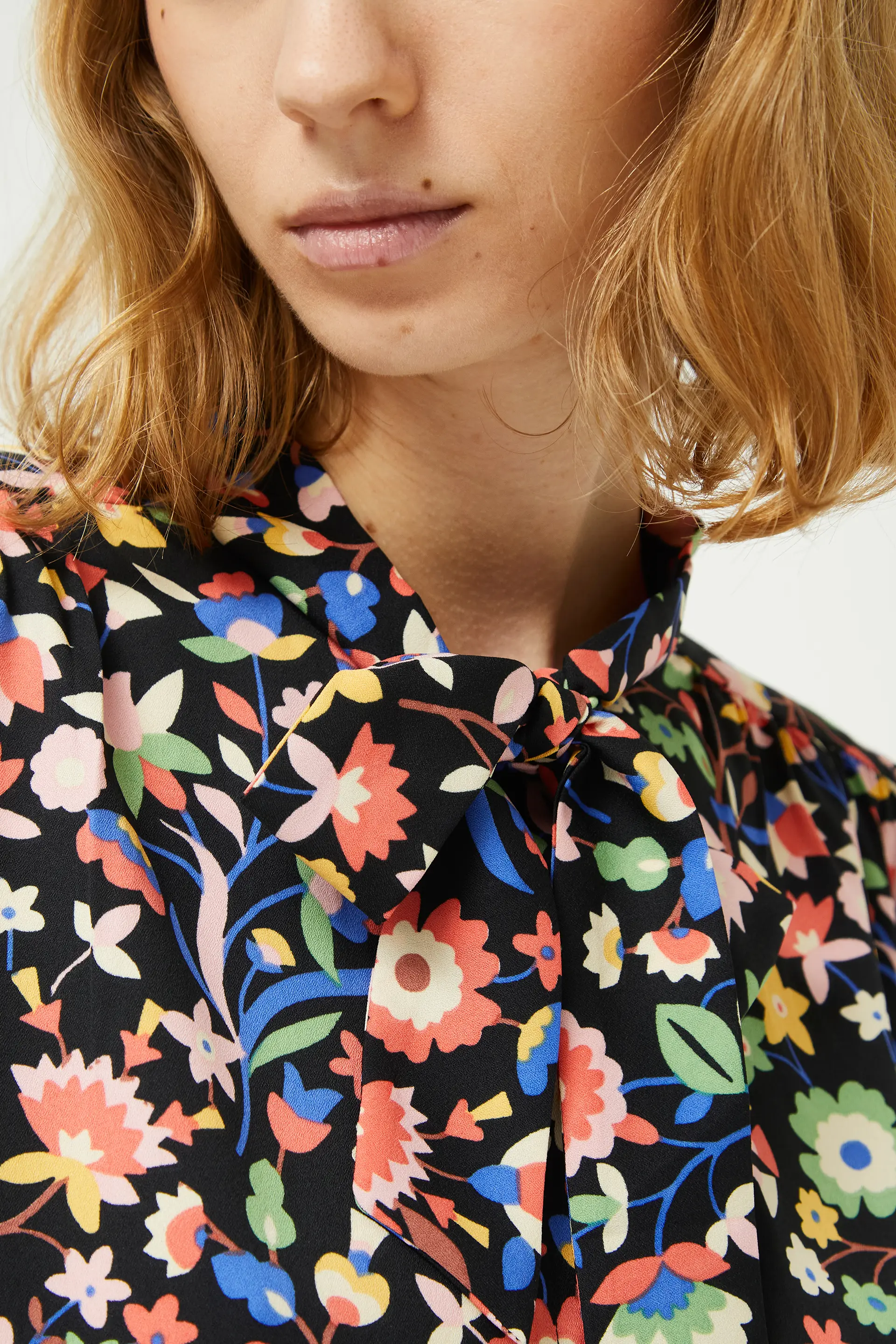 Camisa lazada estampado floral pequeño - Image 4