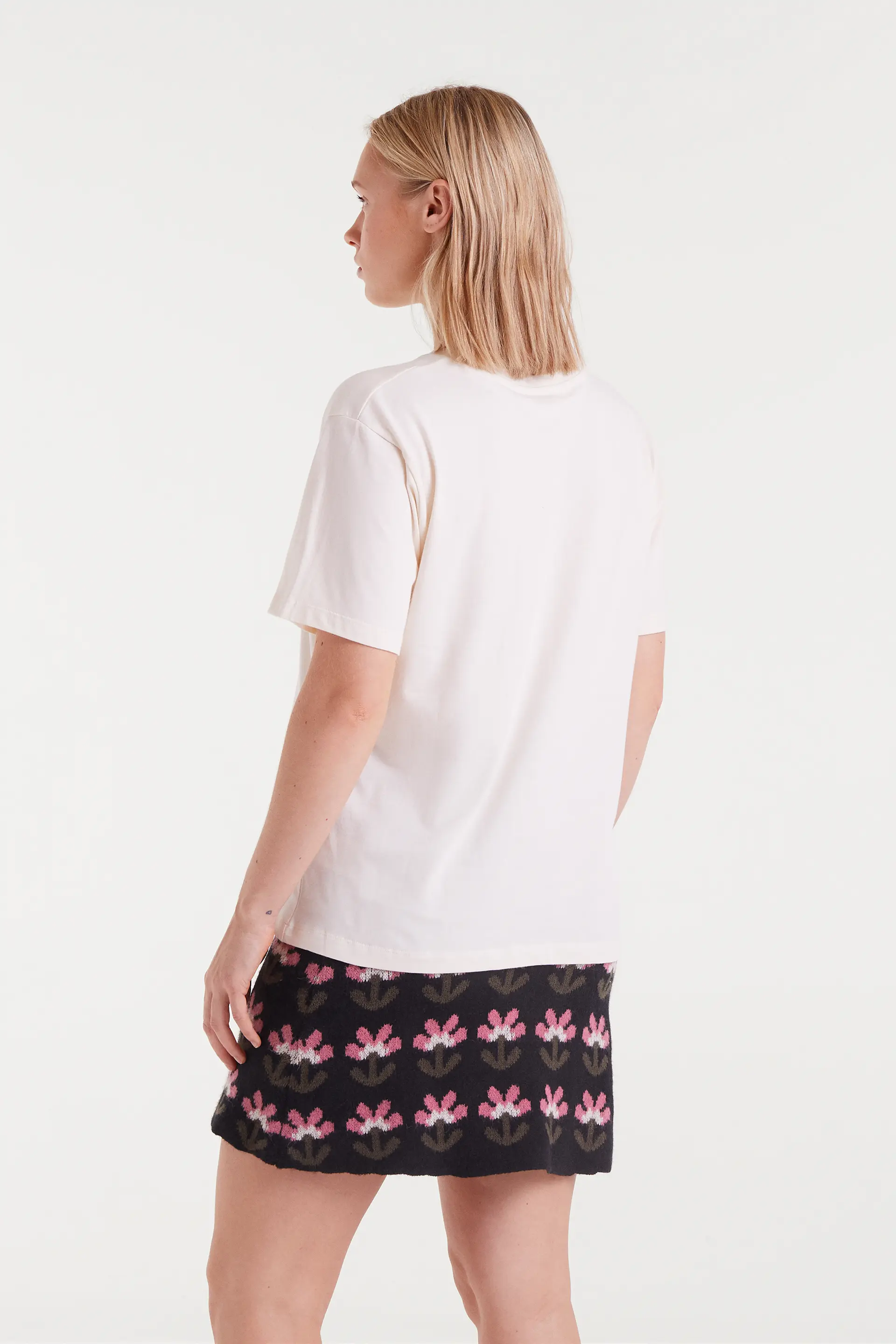 Camiseta 100% algodón con bordado floral - Image 3