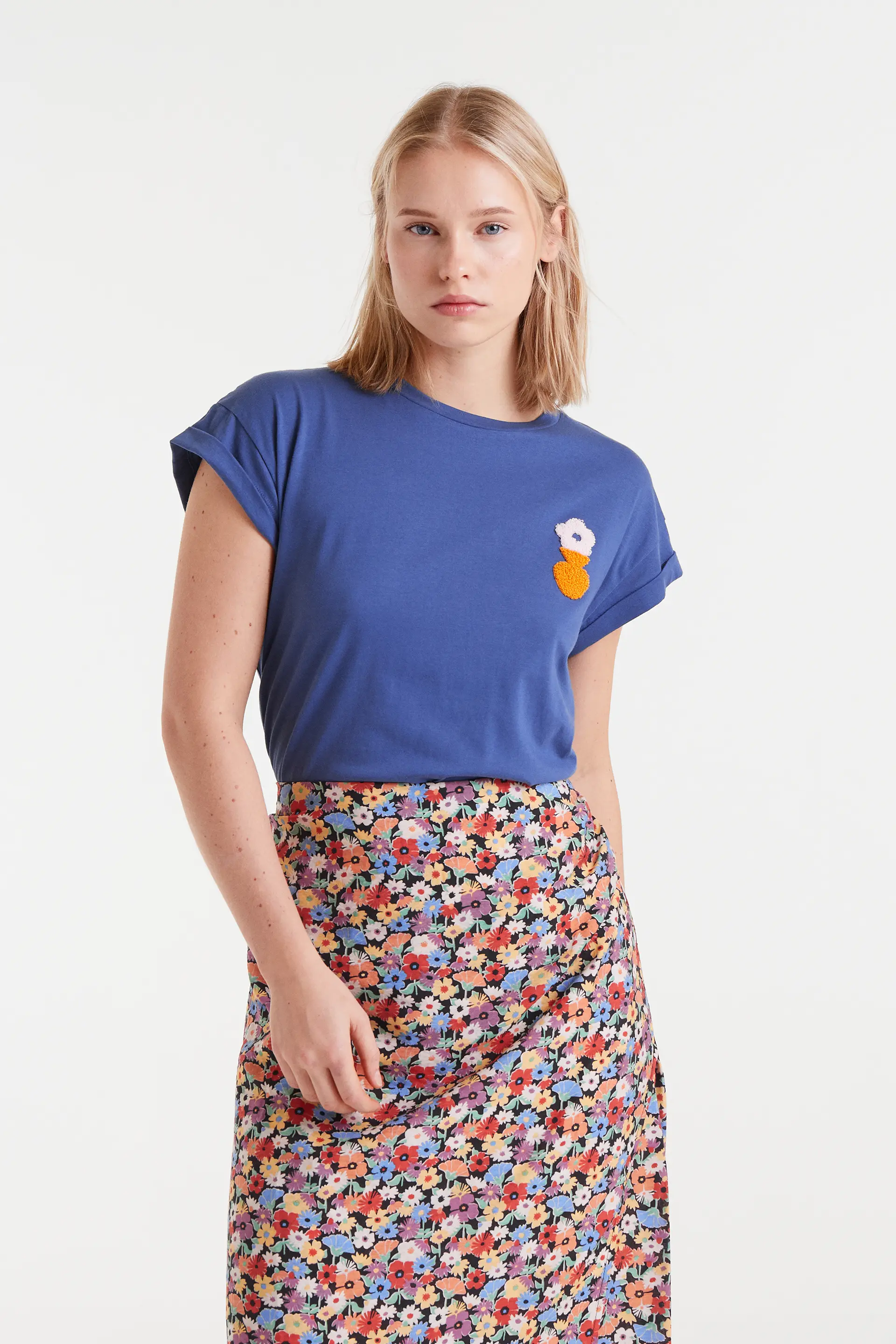 Camiseta 100% algodón con bordado floral