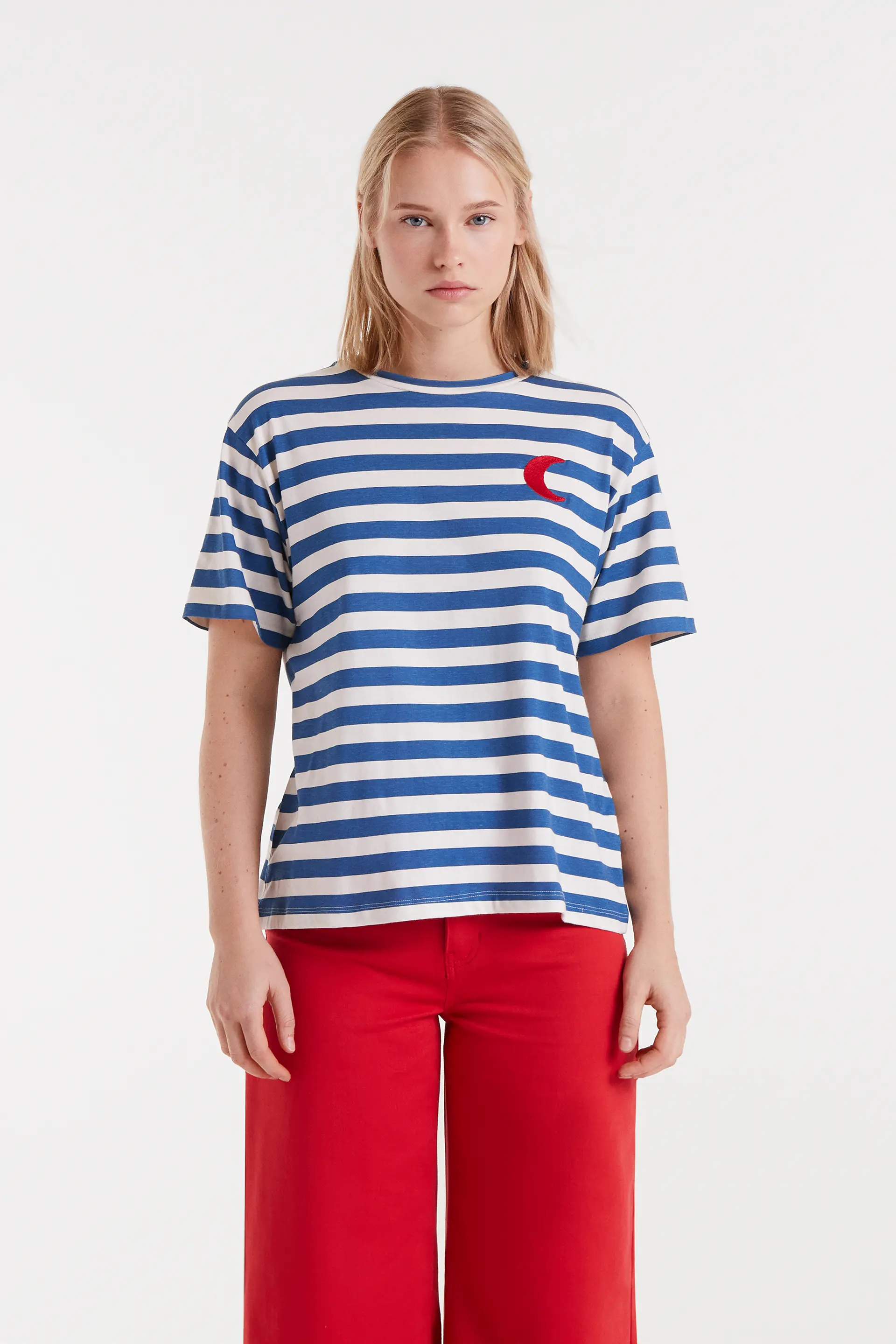 Camiseta 100% algodón con estampado de rayas azules y bordado de luna