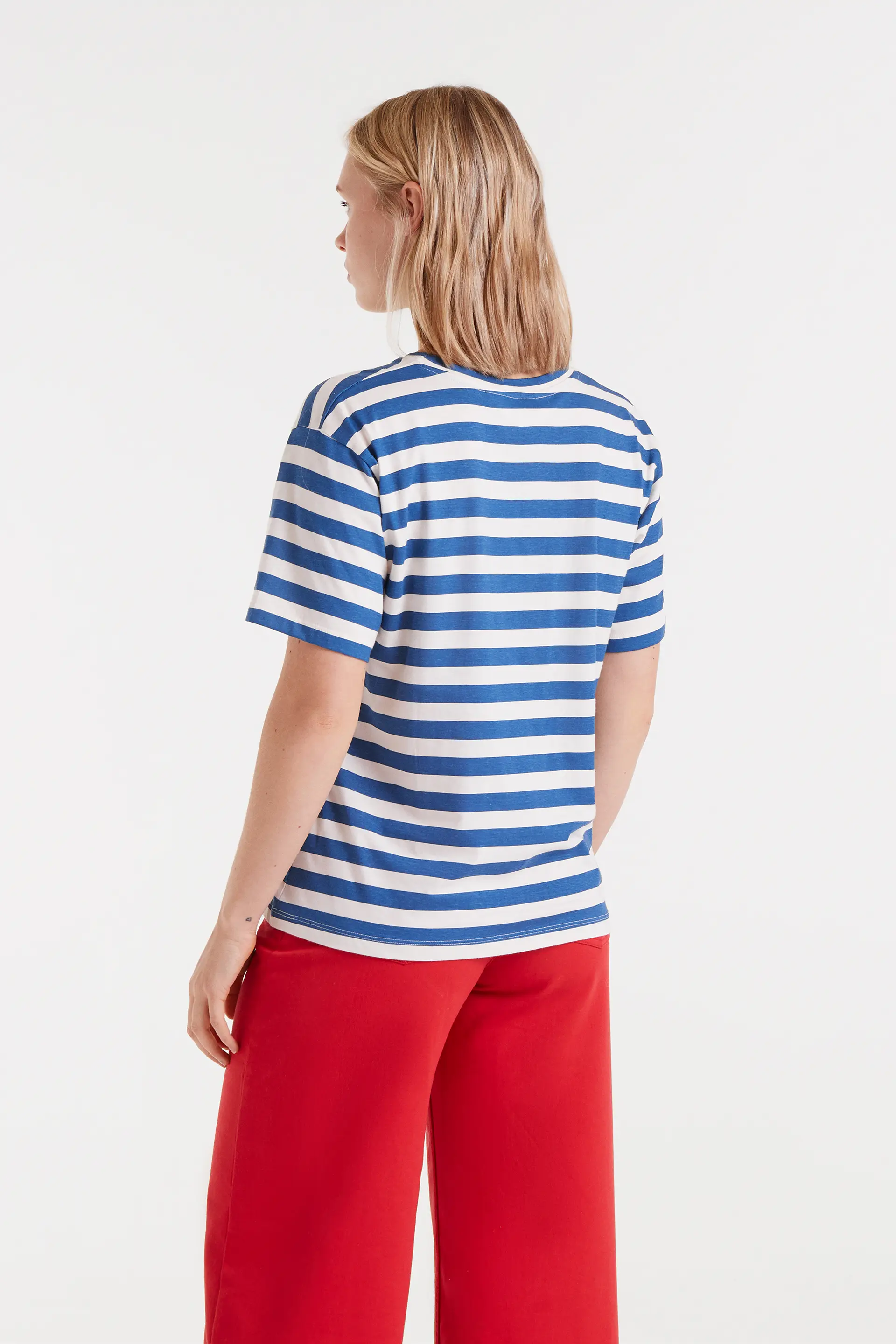 Camiseta 100% algodón con estampado de rayas azules y bordado de luna - Image 3