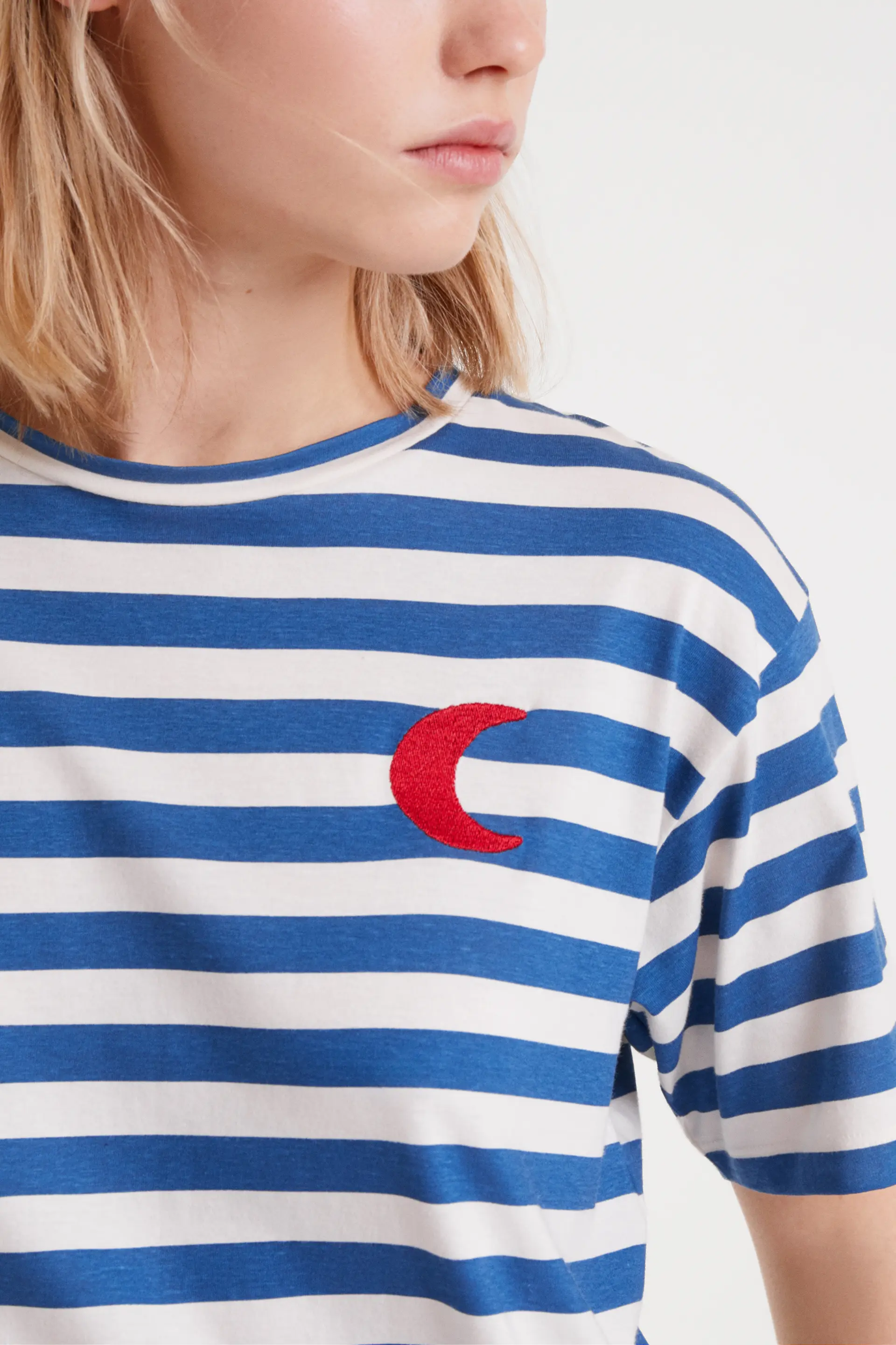 Camiseta 100% algodón con estampado de rayas azules y bordado de luna - Image 4
