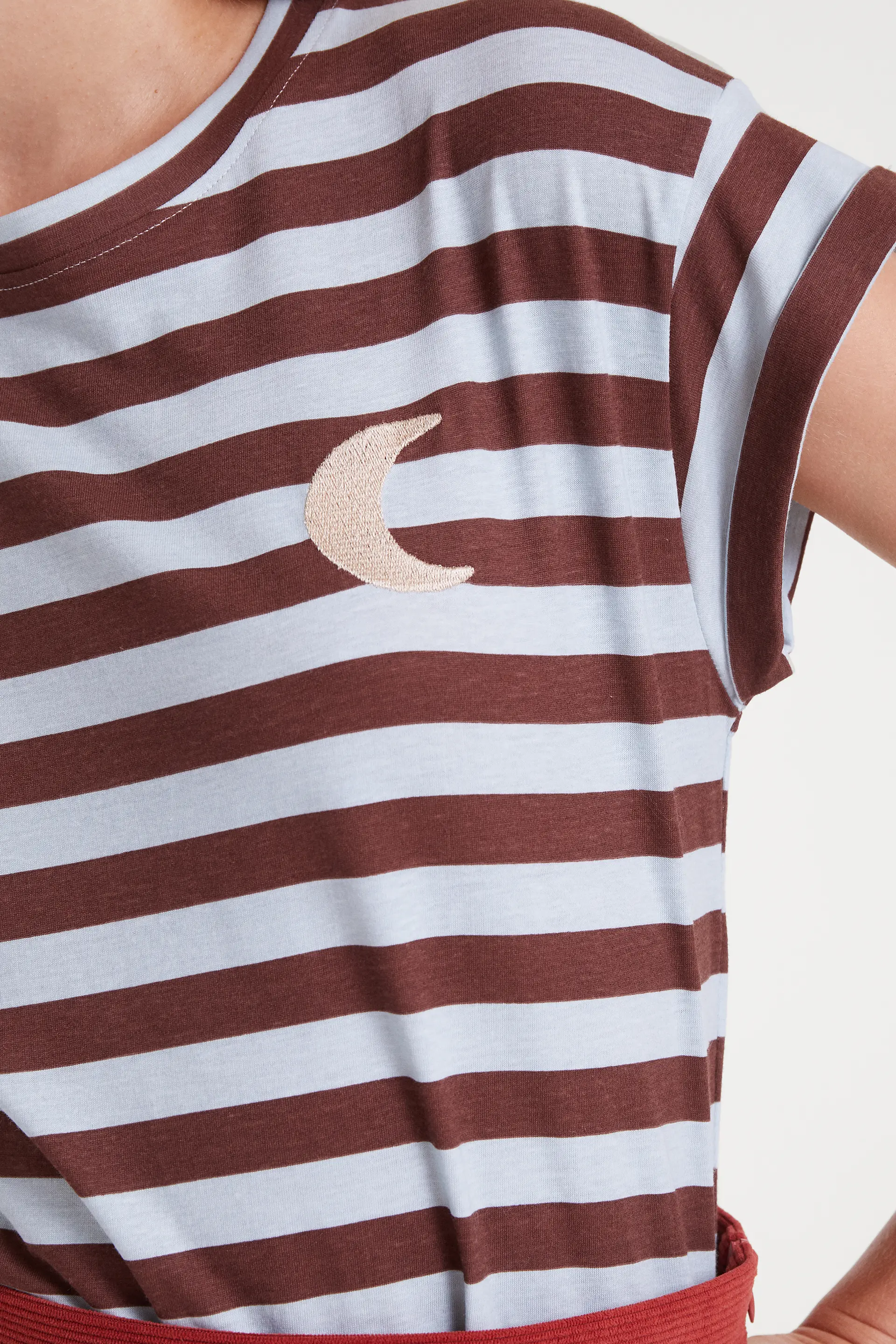 Camiseta 100% algodón con estampado de rayas marrón y bordado de luna - Image 4