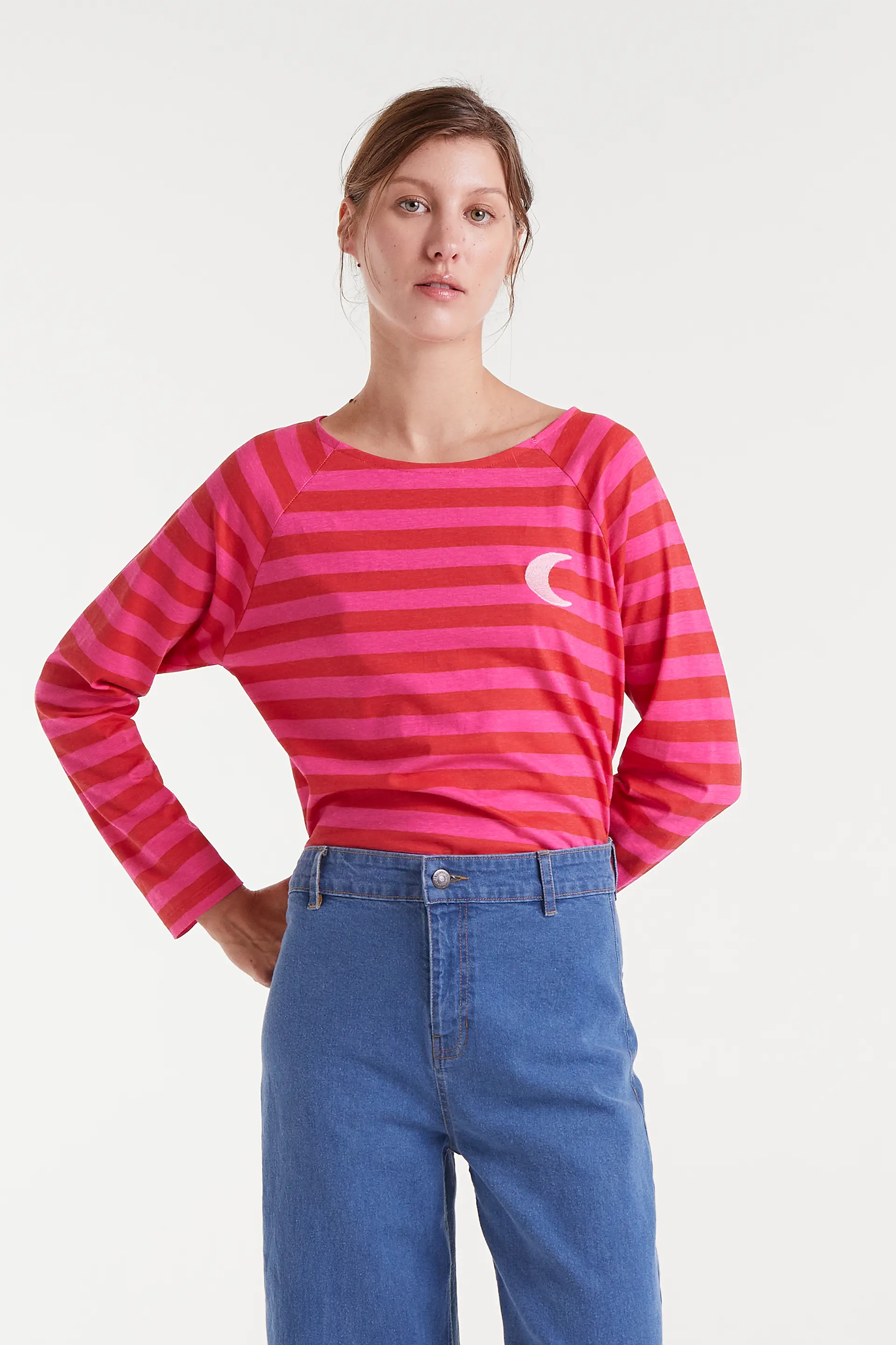 Camiseta 100% algodón con estampado de rayas rosa y bordado de luna