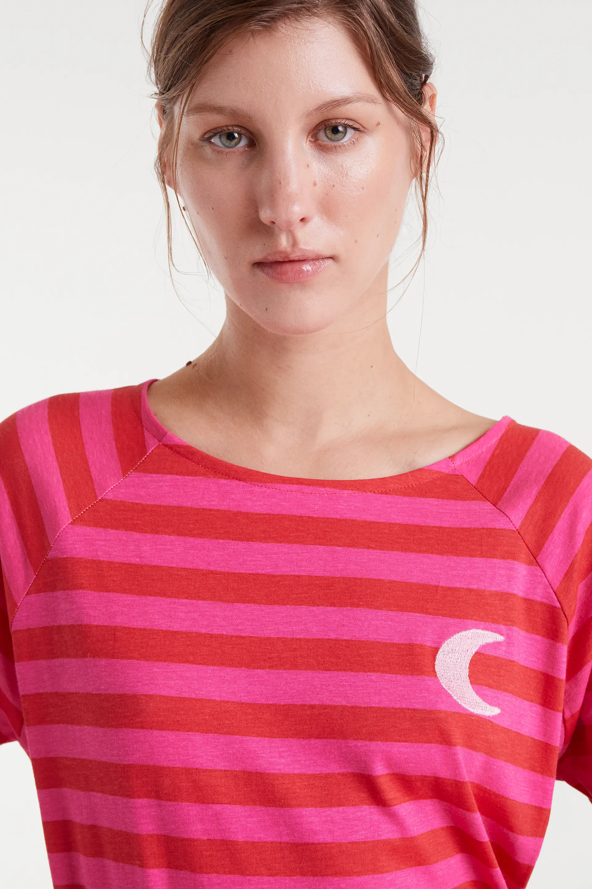 Camiseta 100% algodón con estampado de rayas rosa y bordado de luna - Image 4