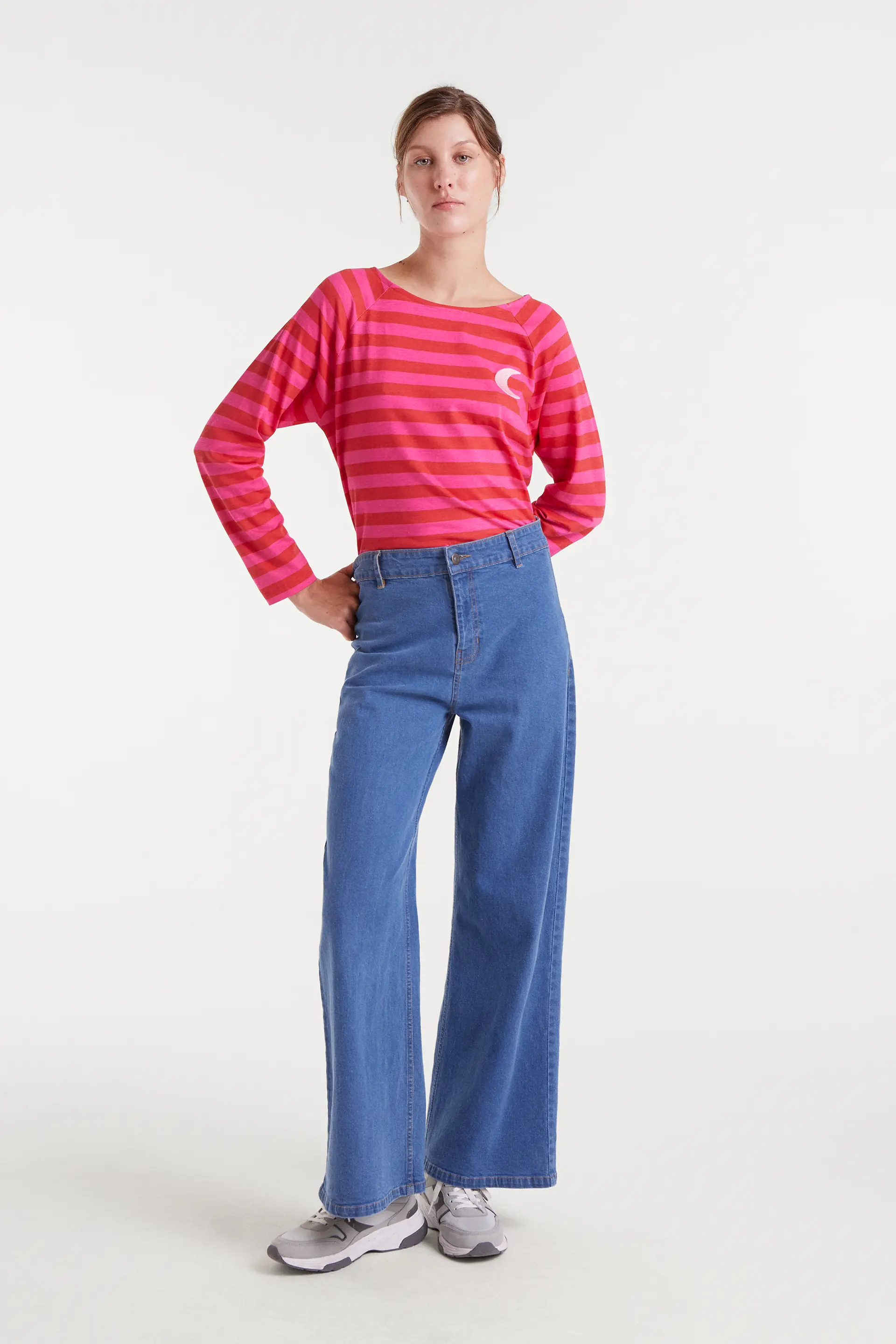 Camiseta 100% algodón con estampado de rayas rosa y bordado de luna - Image 5
