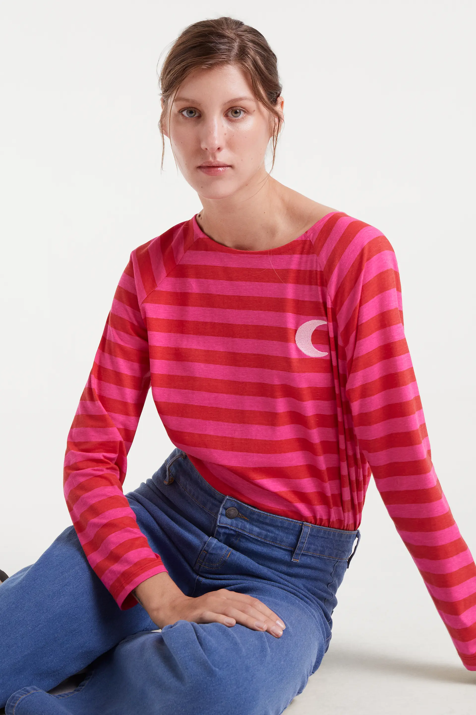 Camiseta 100% algodón con estampado de rayas rosa y bordado de luna - Image 6