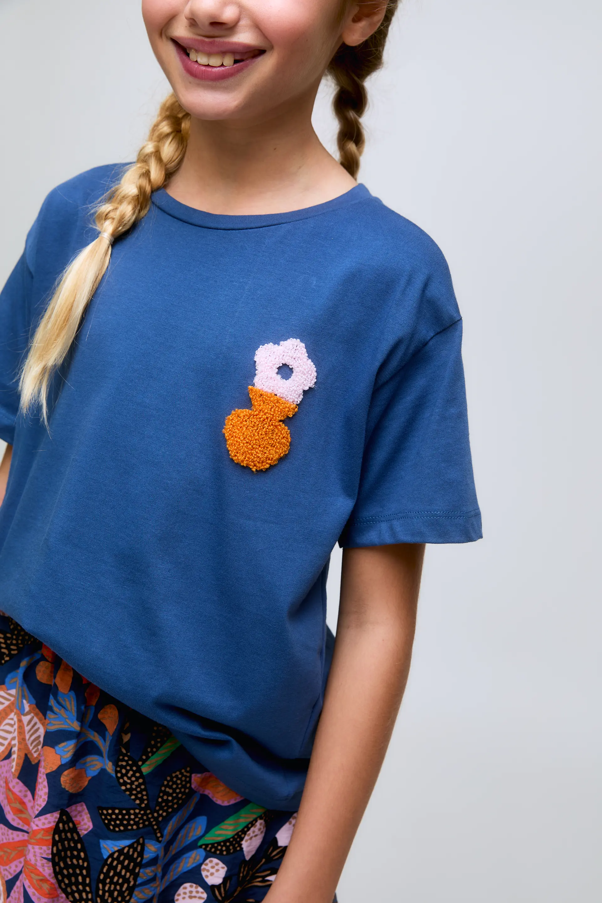 Camiseta azul de niña con bordado de flor. - Image 2