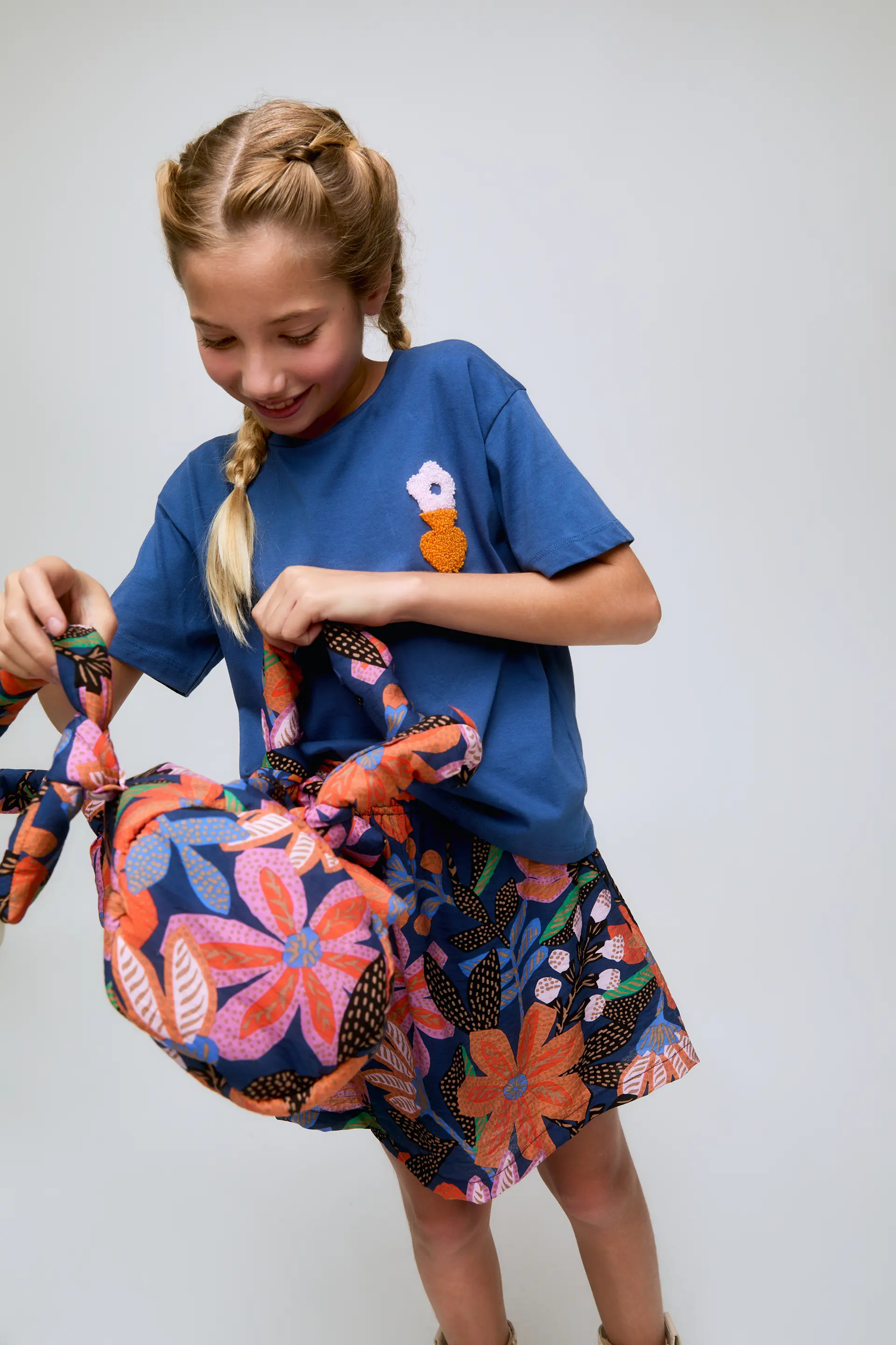 Camiseta azul de niña con bordado de flor. - Image 3