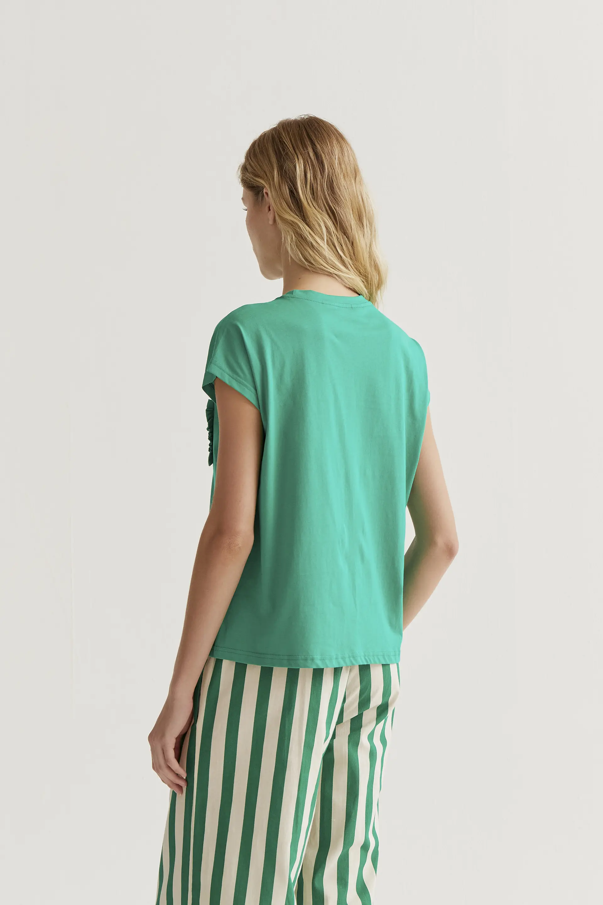 Camiseta básica 100% algodón verde - Image 3