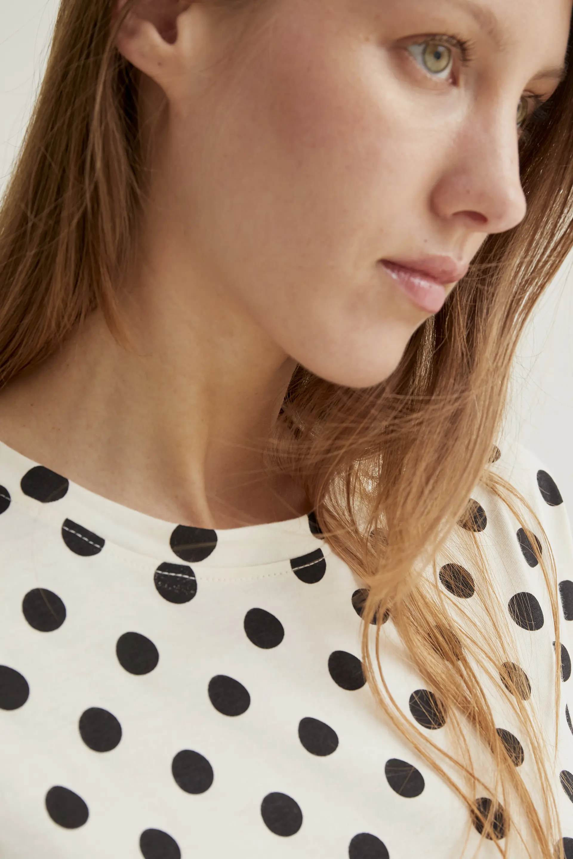Camiseta con estamado Black Dots - Image 4