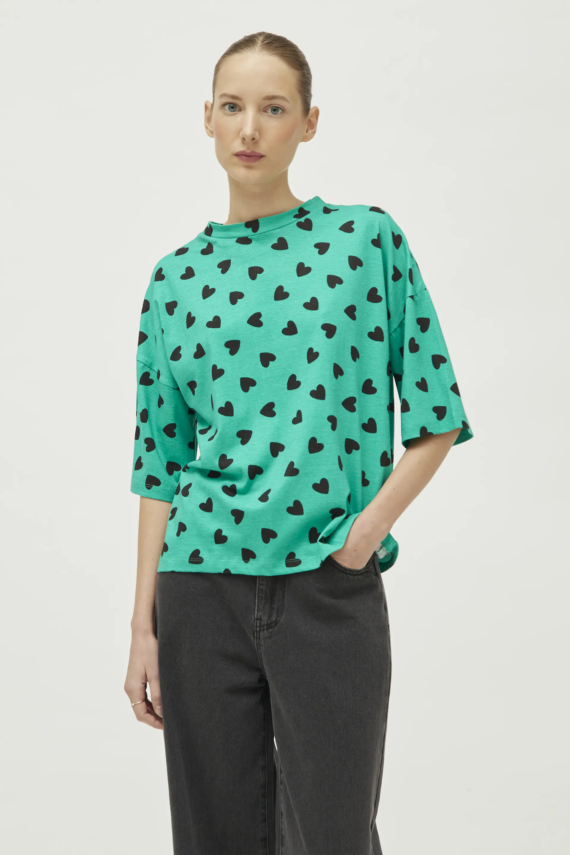 Camiseta con estampado de corazones verde - Image 3