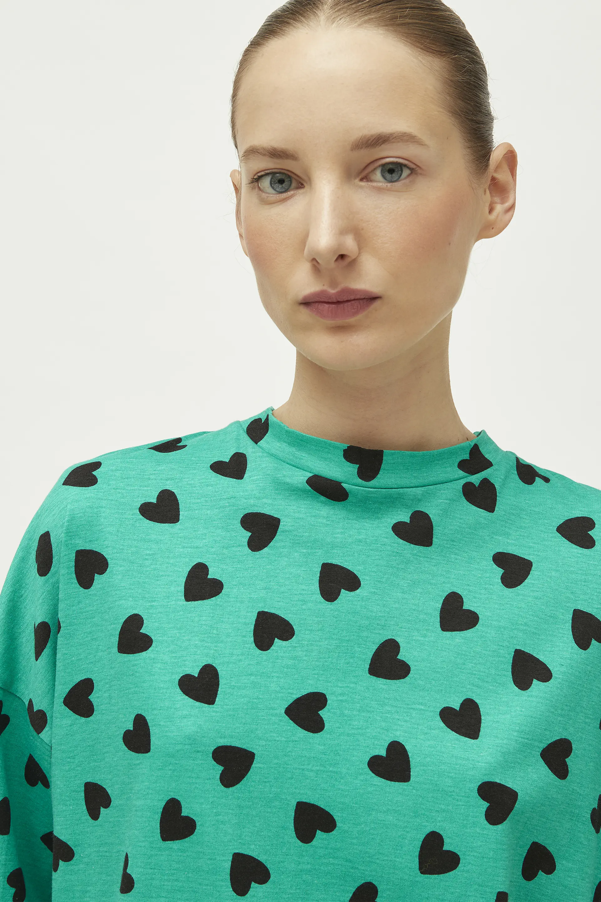 Camiseta con estampado de corazones verde - Image 4