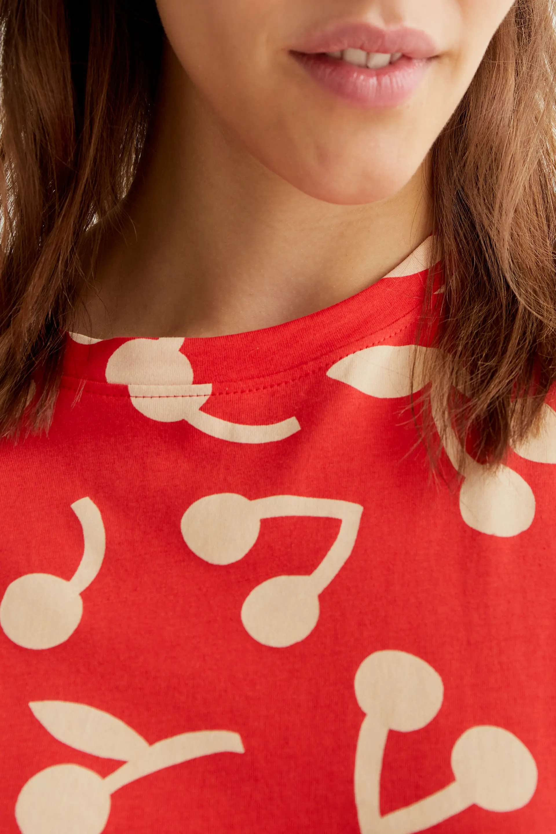 Camiseta con estampado Red Guinda - Image 4