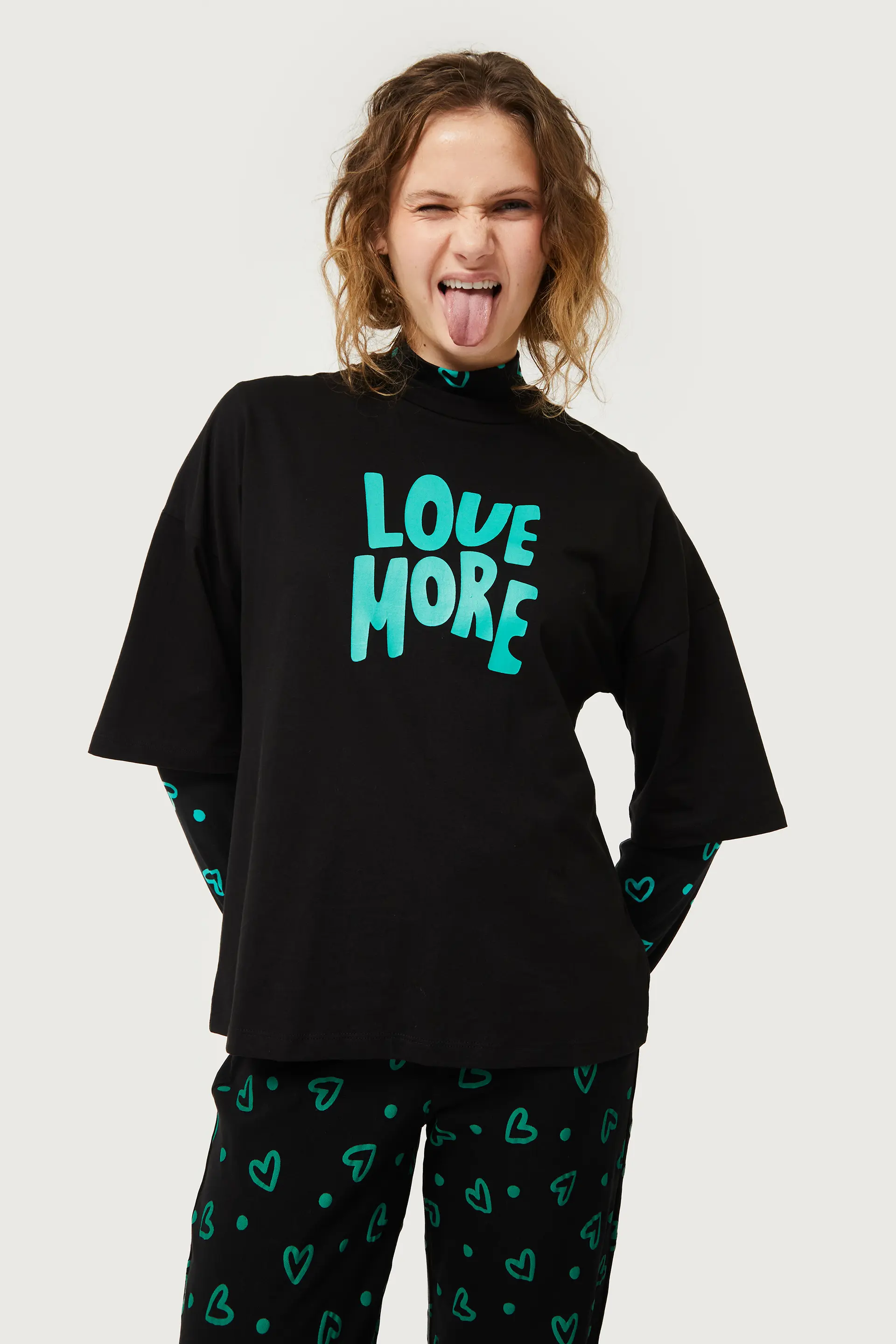 Camiseta con print Love More - Image 4