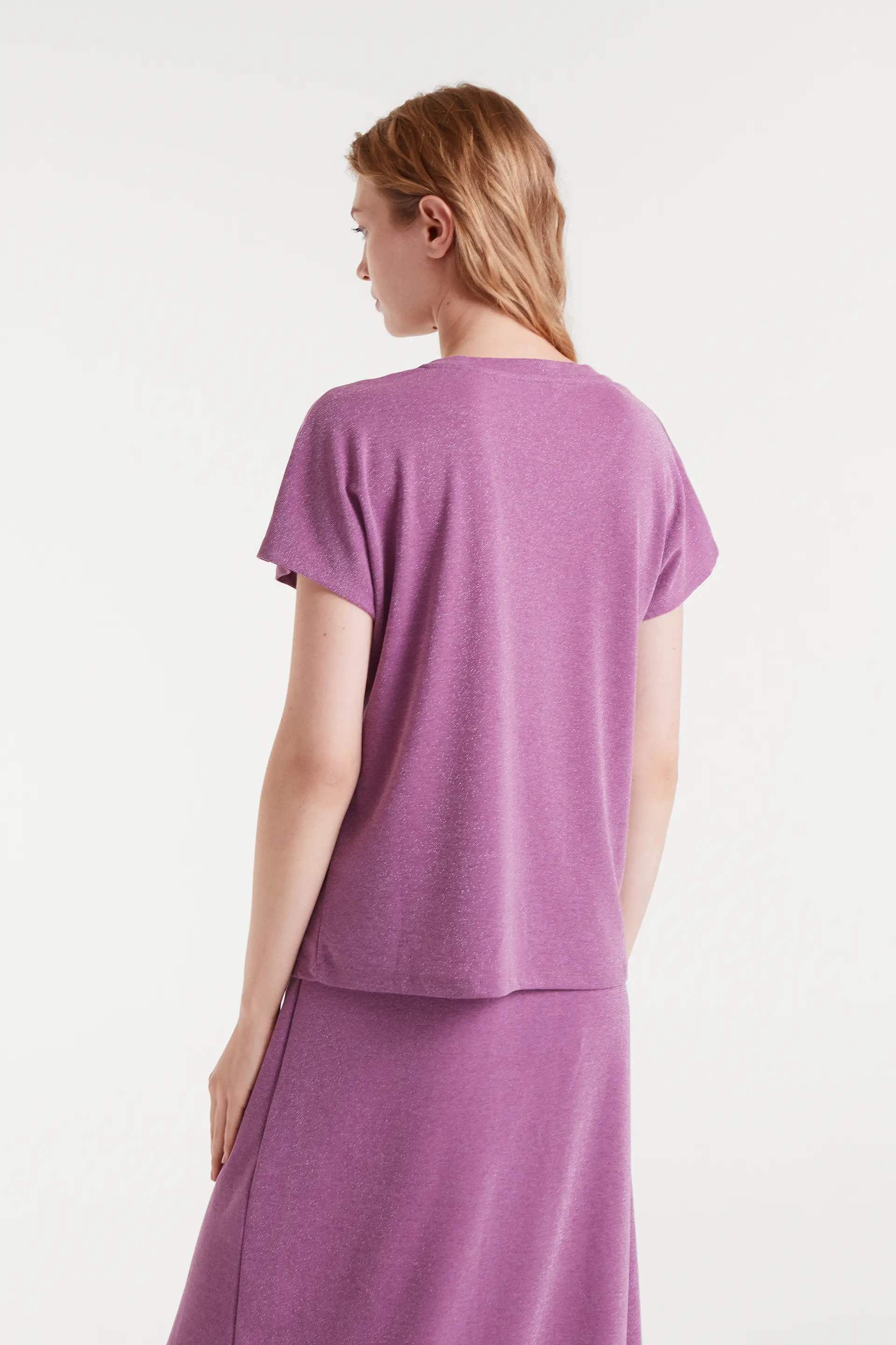 Camiseta cuello pico lila - Image 3