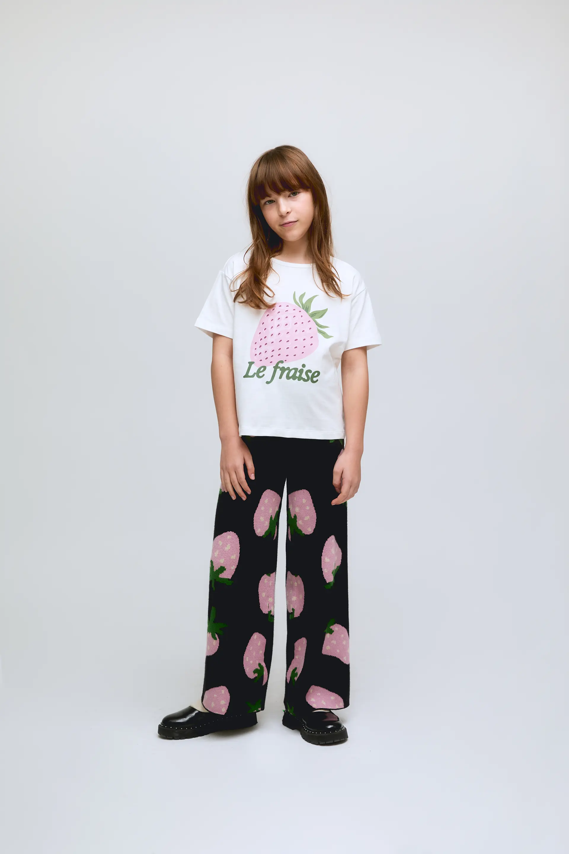 Camiseta de manga corta blanca de niña con estampado de fresa.