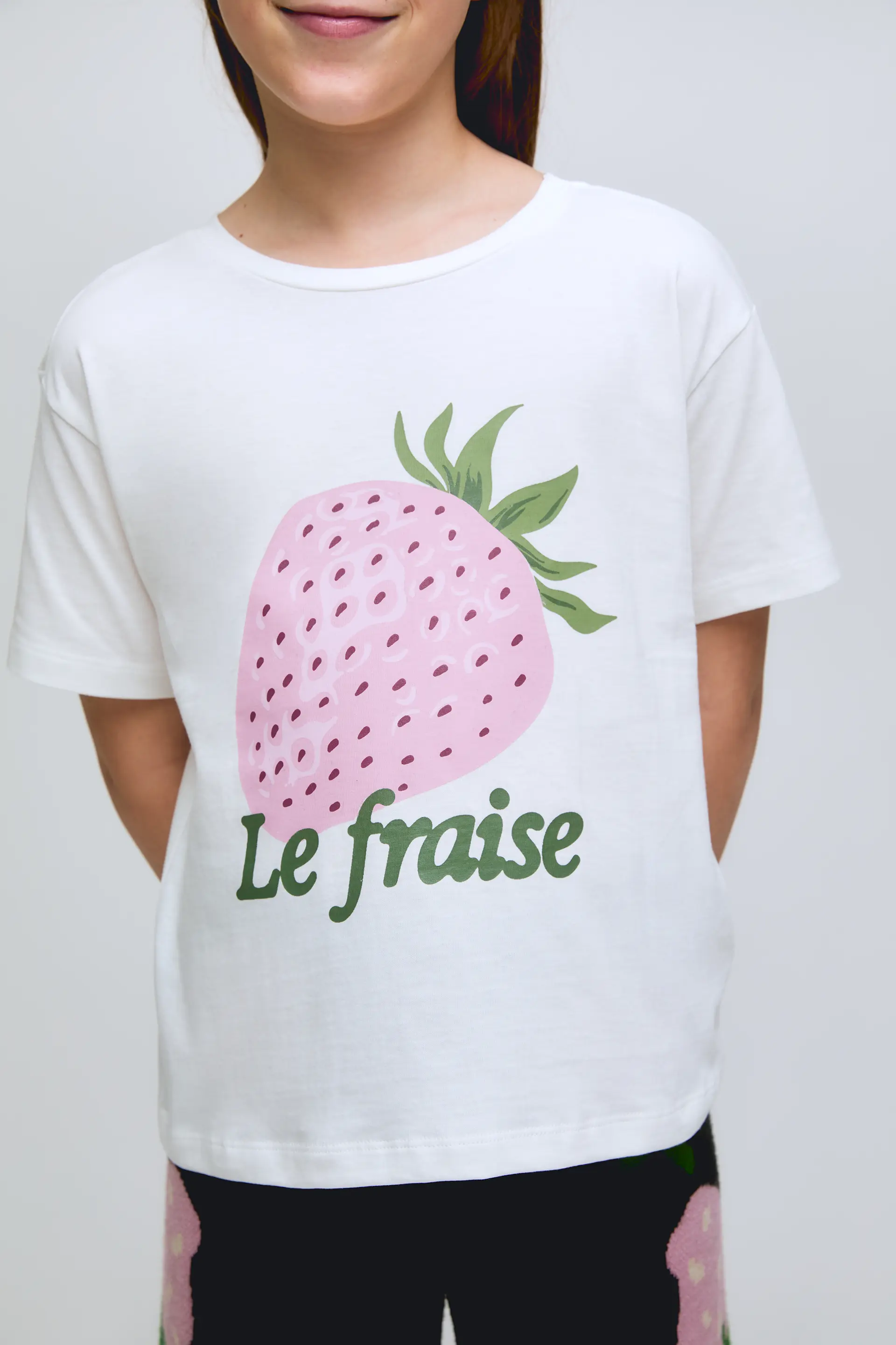 Camiseta de manga corta blanca de niña con estampado de fresa. - Image 3