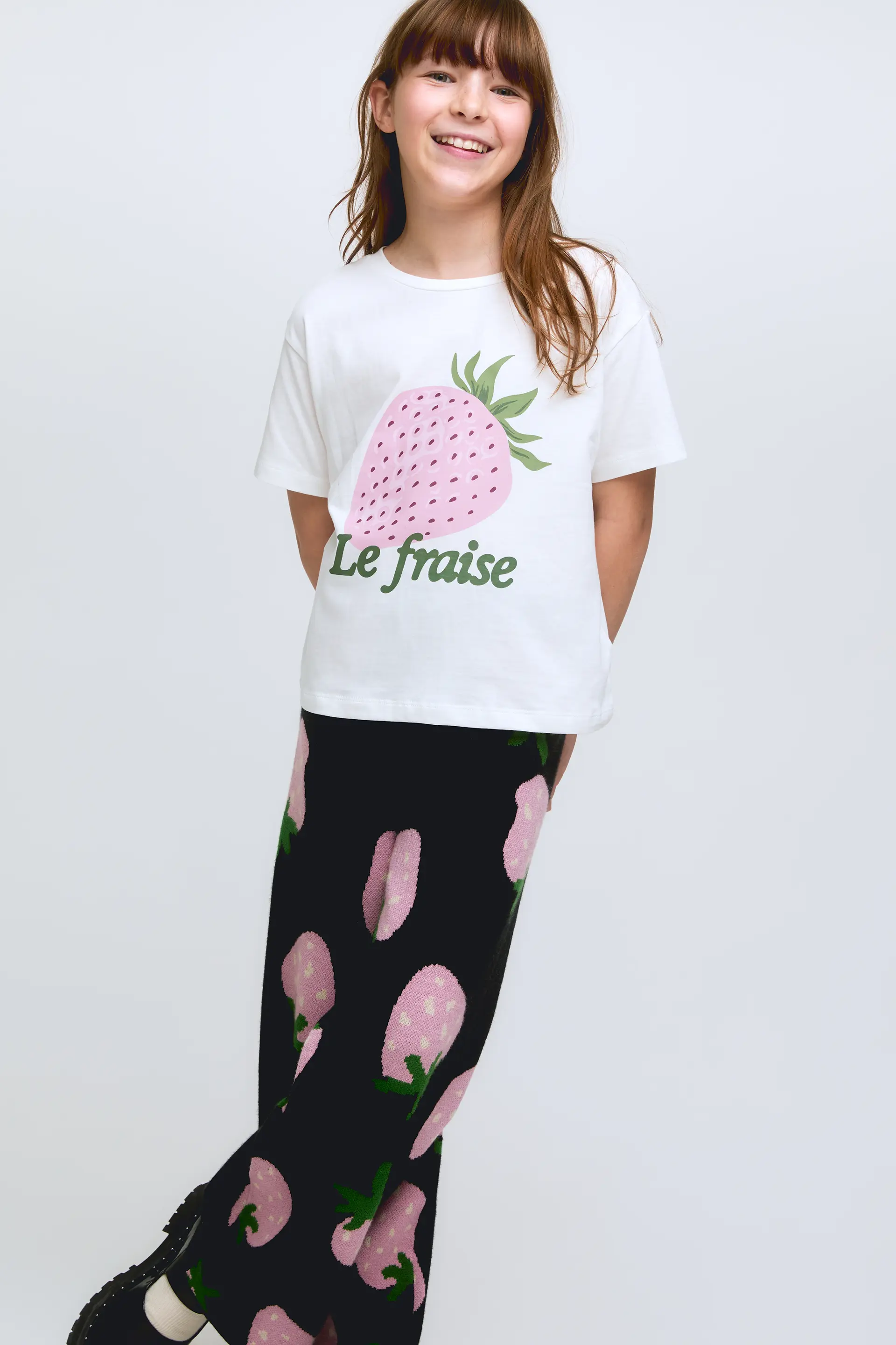 Camiseta de manga corta blanca de niña con estampado de fresa. - Image 4
