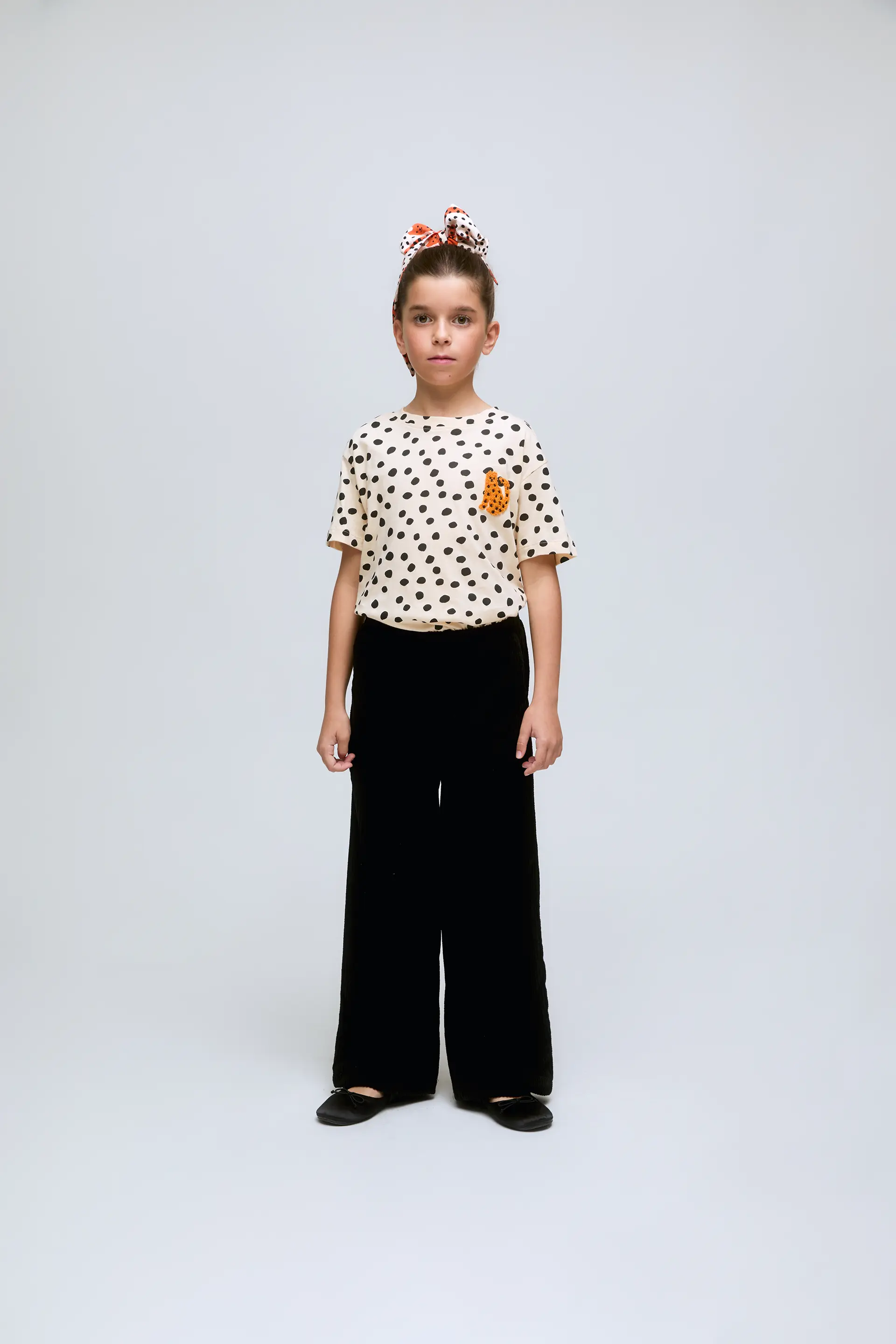 Camiseta de niña con estampado de lunares negros y leopardo