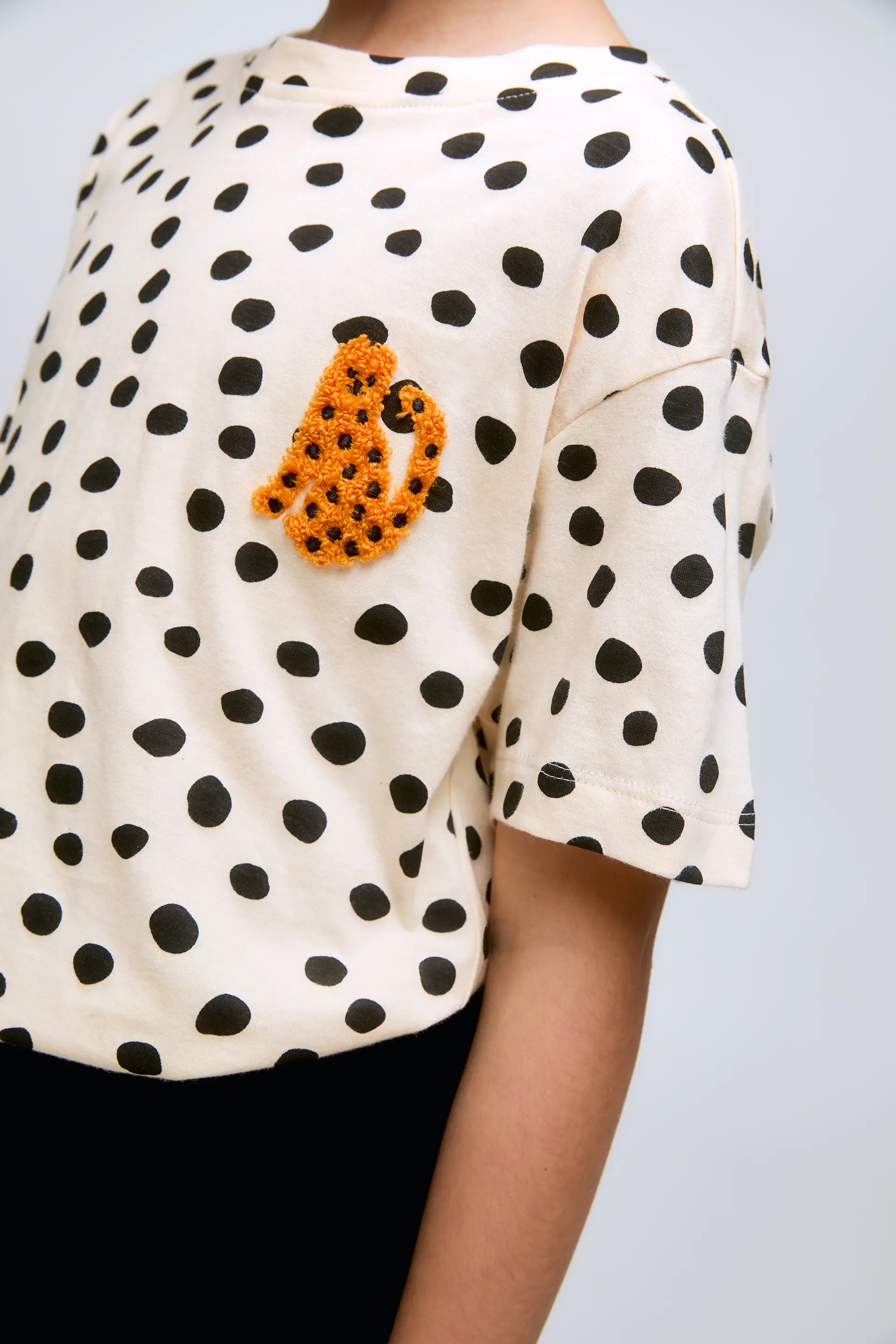 Camiseta de niña con estampado de lunares negros y leopardo - Image 3