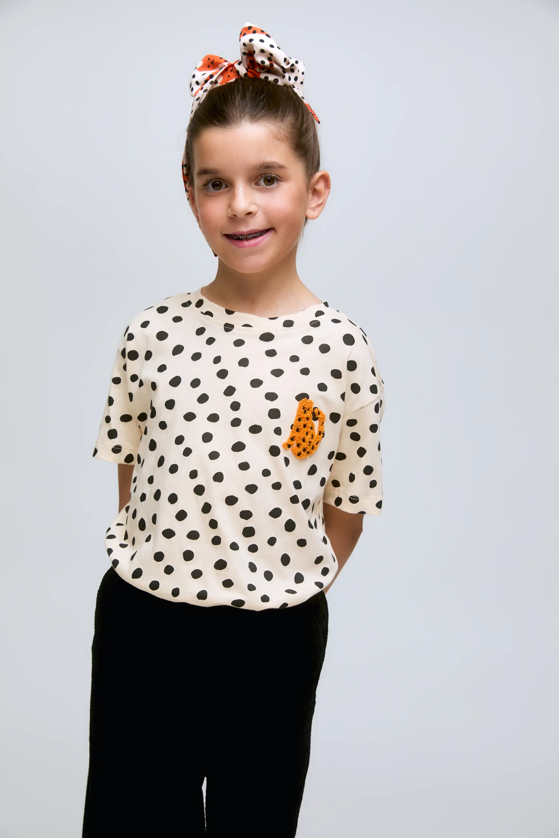 Camiseta de niña con estampado de lunares negros y leopardo - Image 4