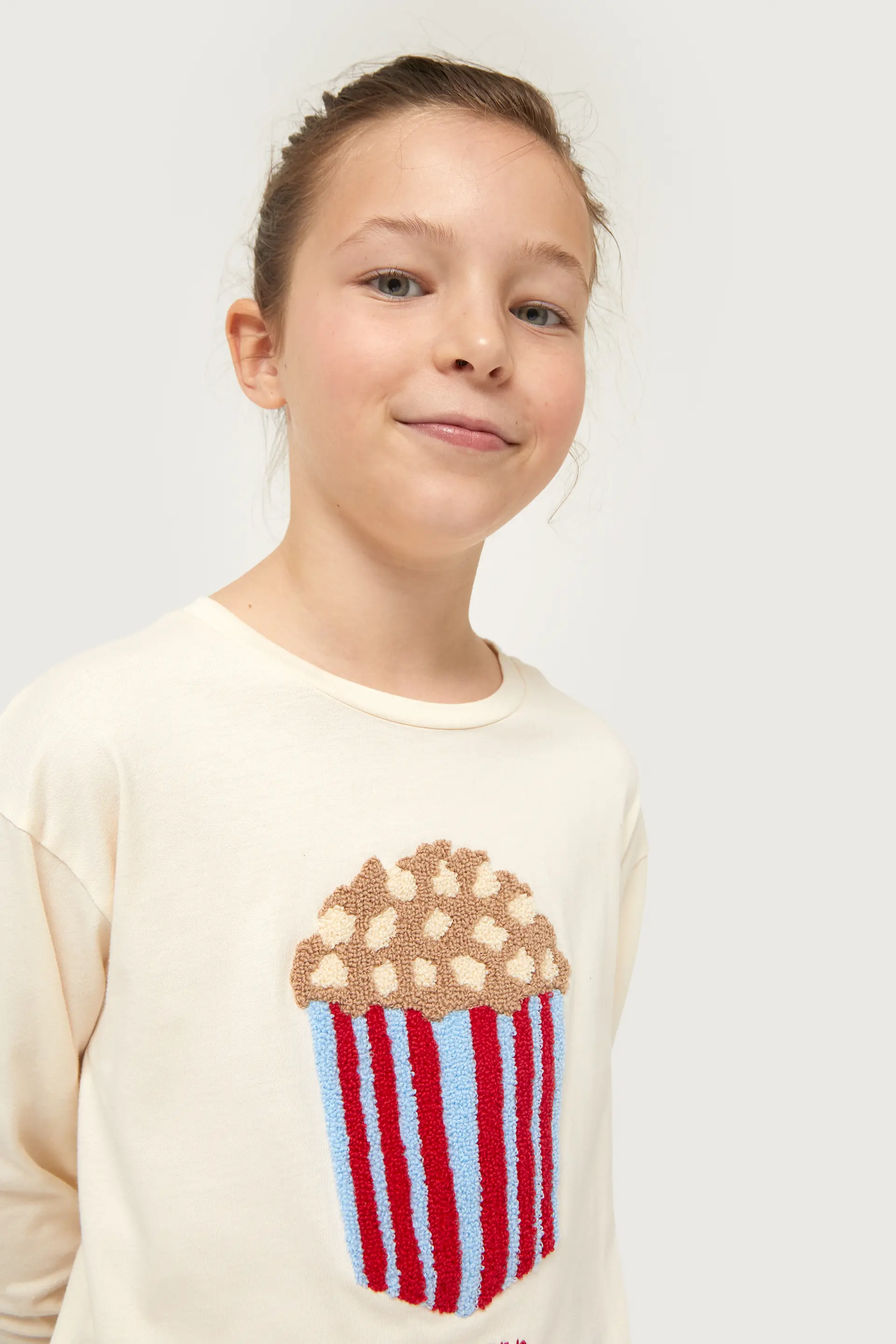 Camiseta de niña con print de palomitas blanco crema - Image 3